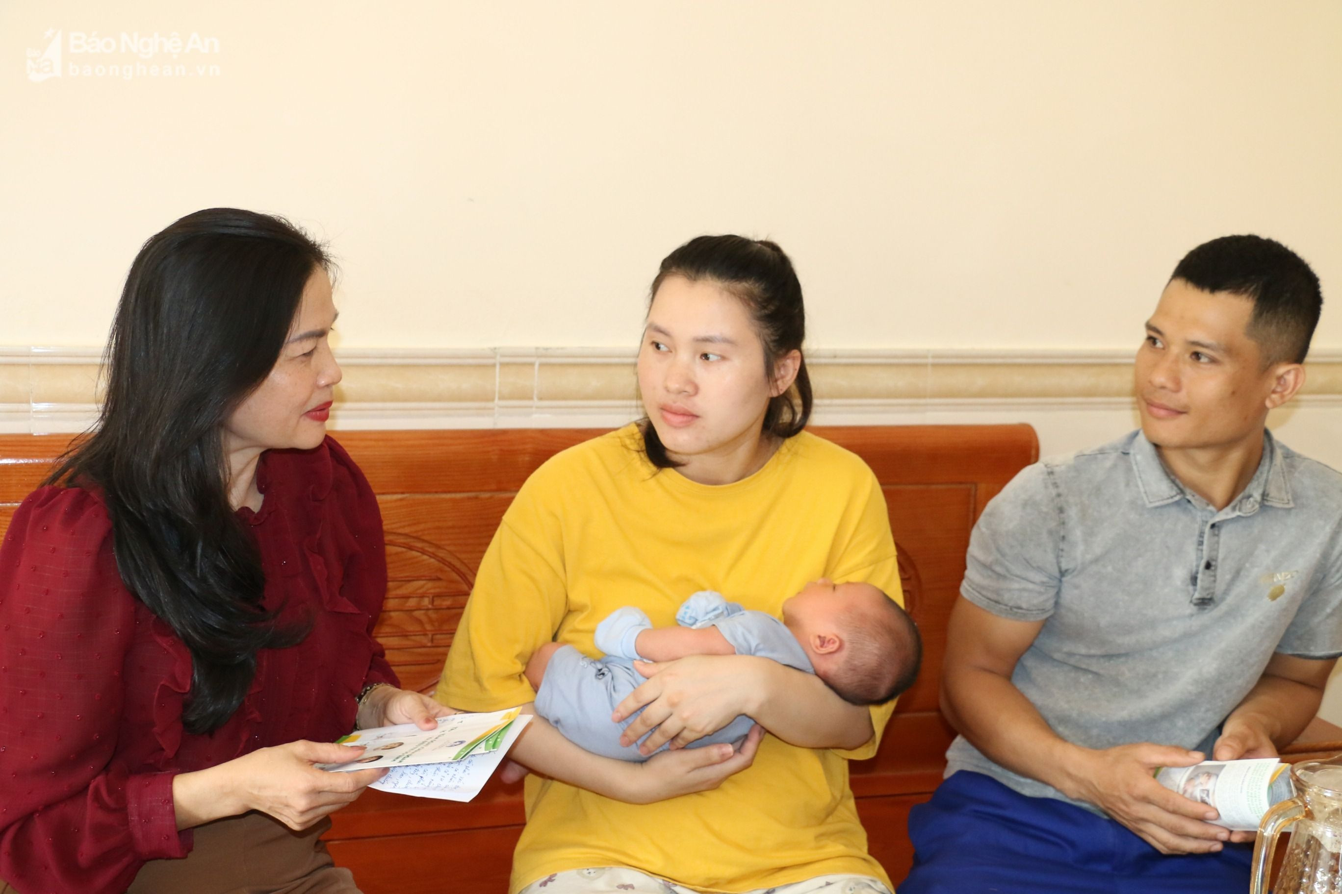 Viên chức dân số thị trấn Kim Sơn tư vấn cho các gia đình mới sinh con (1) (1).JPG