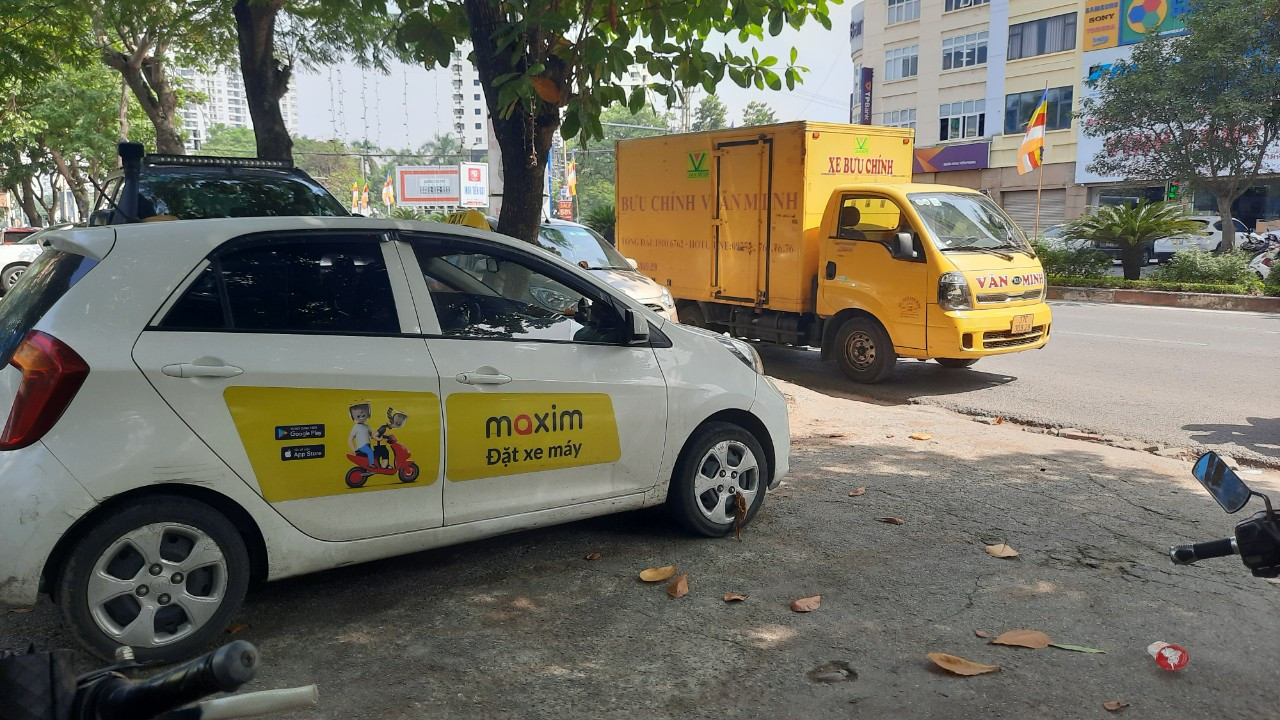 bna_Taxi dán hình quảng cáo cho Maxim tại điểm chờ xe buýt cạnh chùa Diệc, nằm trên đường Quang Trung, TP Vinh. ảnh pv.jpg