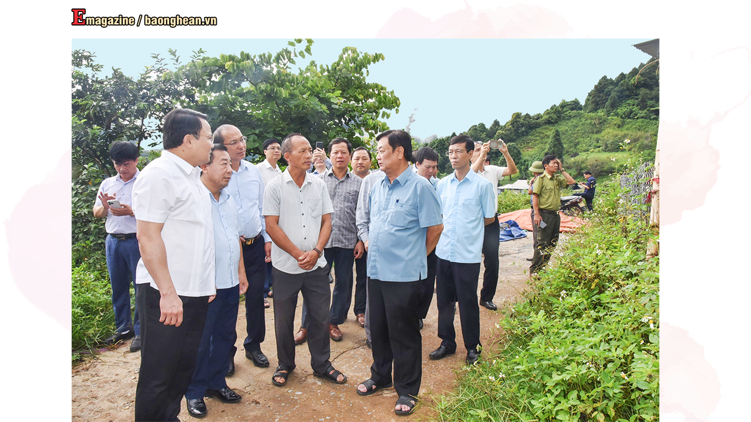 Bộ trưởng Bộ Nông nghiệp và Phát triển nông thôn Lê Minh Hoan trao đổi với lãnh đạo xã Tây Sơn (Kỳ Sơn) về phát triển cây pơ mu tại địa phương. Ảnh: Thanh Lê