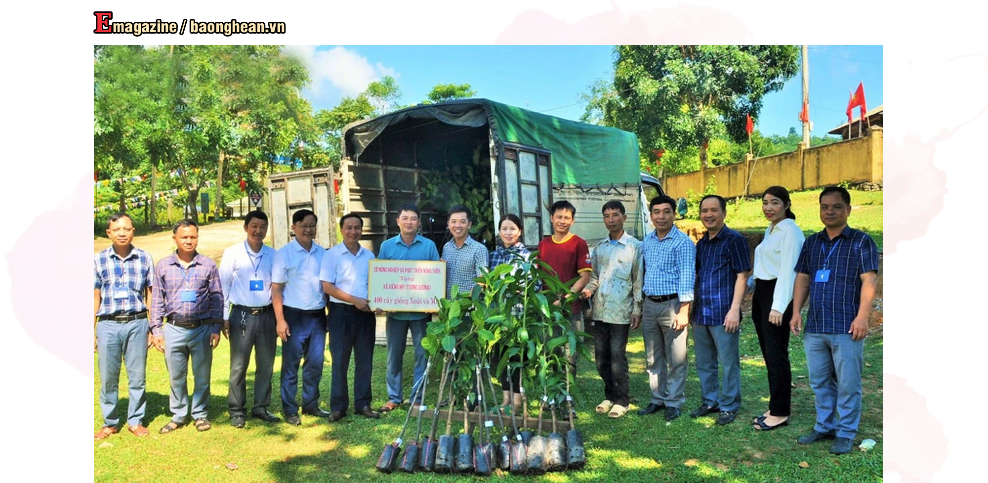 Báo Nghệ An phối hợp Sở Nông nghiệp và Phát triển nông thôn hỗ trợ cây ăn quả giúp người dân Xiêng My (Tương Dương) xóa bỏ vườn tạp. Ảnh: H.V