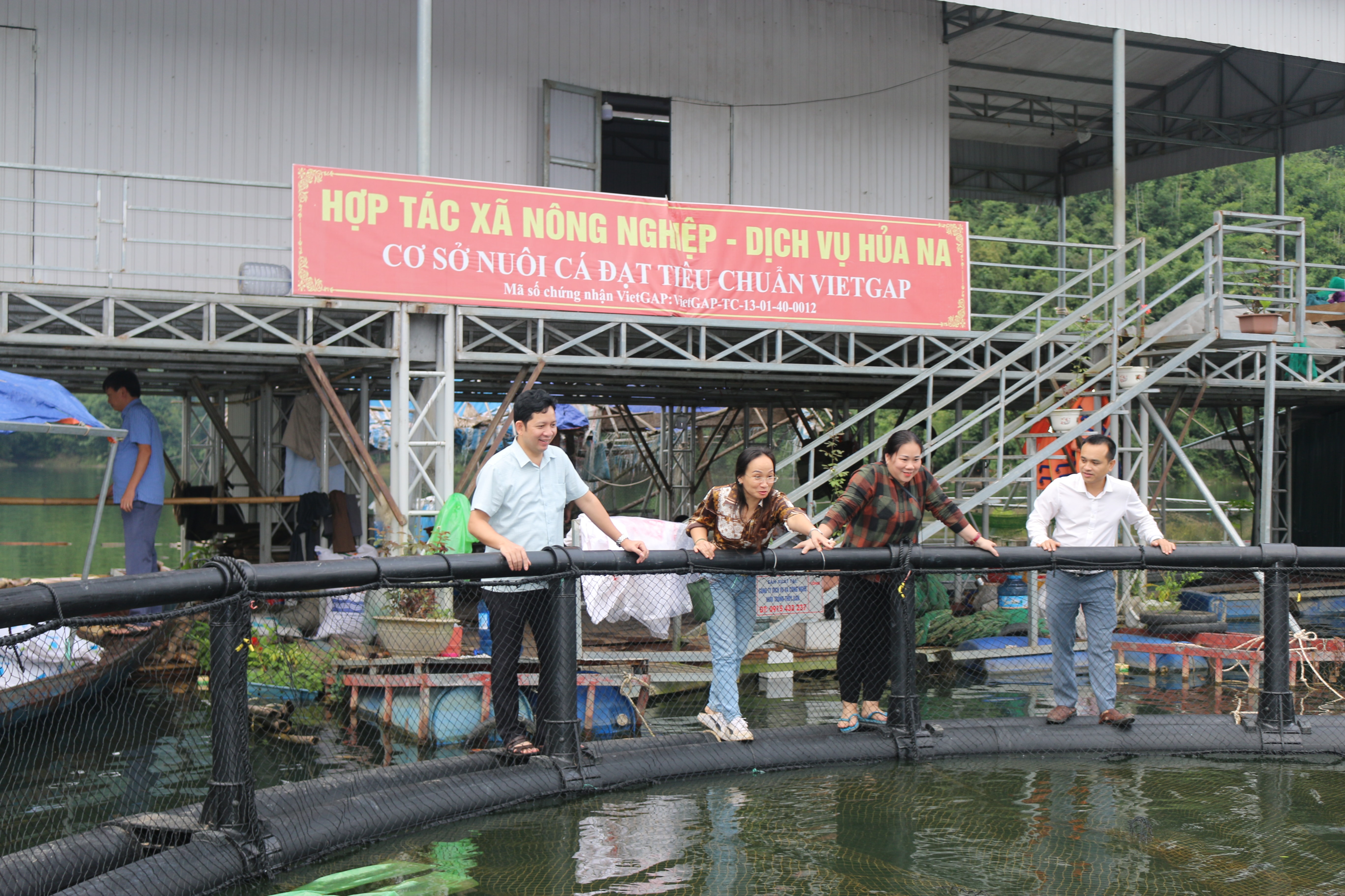 Đồng chí Dương Hoàng Vũ - Chủ tịch UBND huyện Quế Phong kiểm tra mô hình nuôi cá lồng ở lòng hồ Thủy điện Hủa Na. Ảnh: Đặng Cường