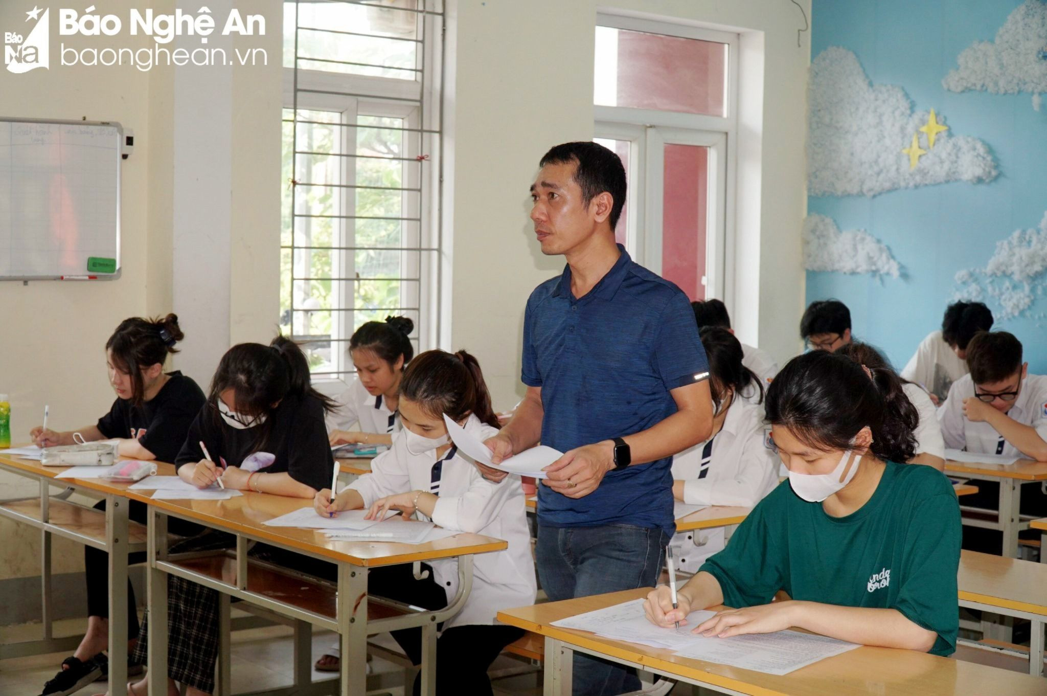 bna_Học sinh Trường THPT Huỳnh Thúc Kháng tham dự Kỳ thi thử tốt nghiệp THPT năm 2023 Đây là ngôi trường.jpg