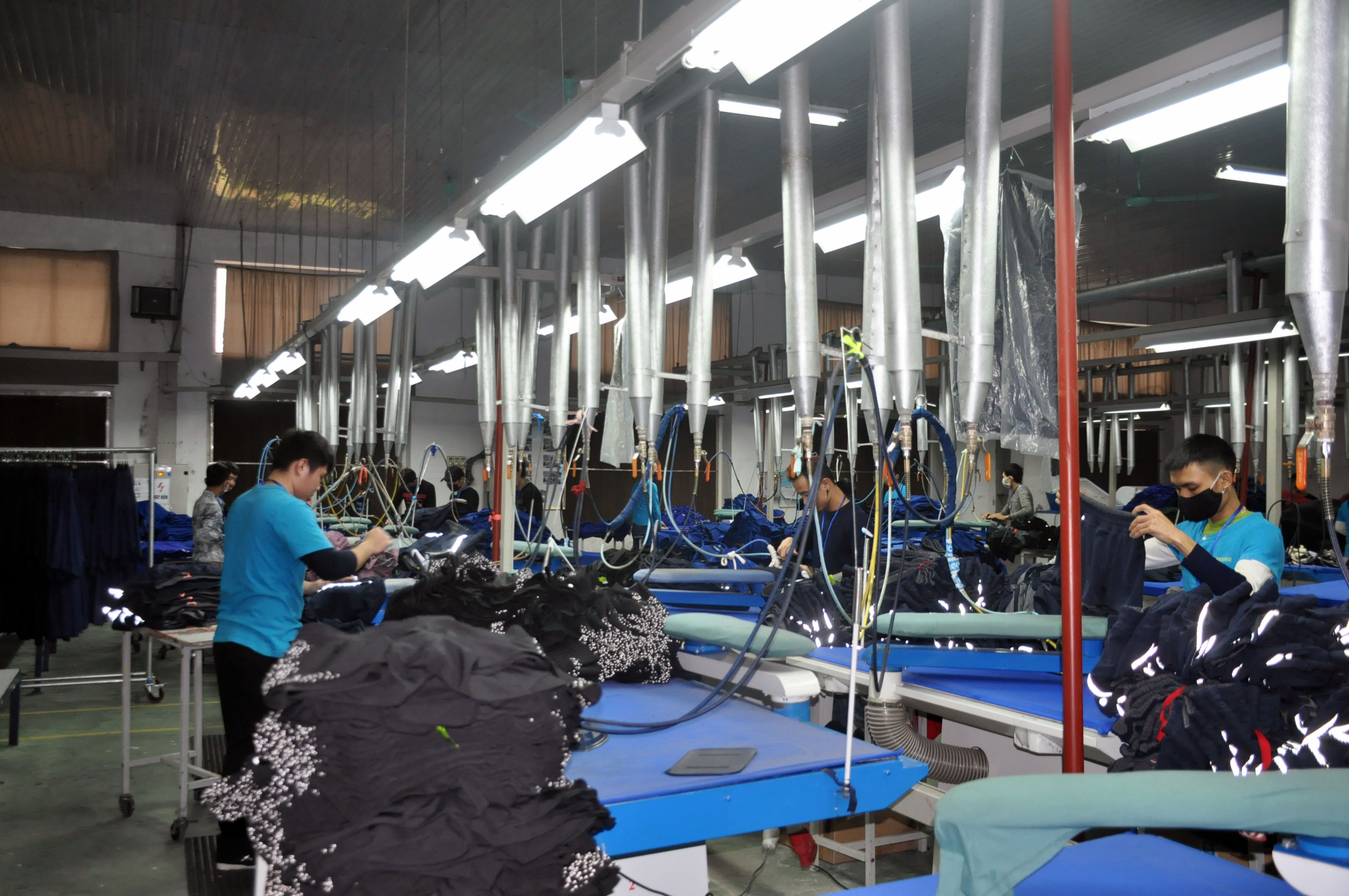 bna_chính.công nghiệp hỗ trợ ngành dệt may hiện vẫn đang thiếu và yếu. trong ảnh-sản xuất tại chi nhánh tổng công ty cp dệt may Hà nội- CCN nam giang, Nam Đàn jpeg.jpg