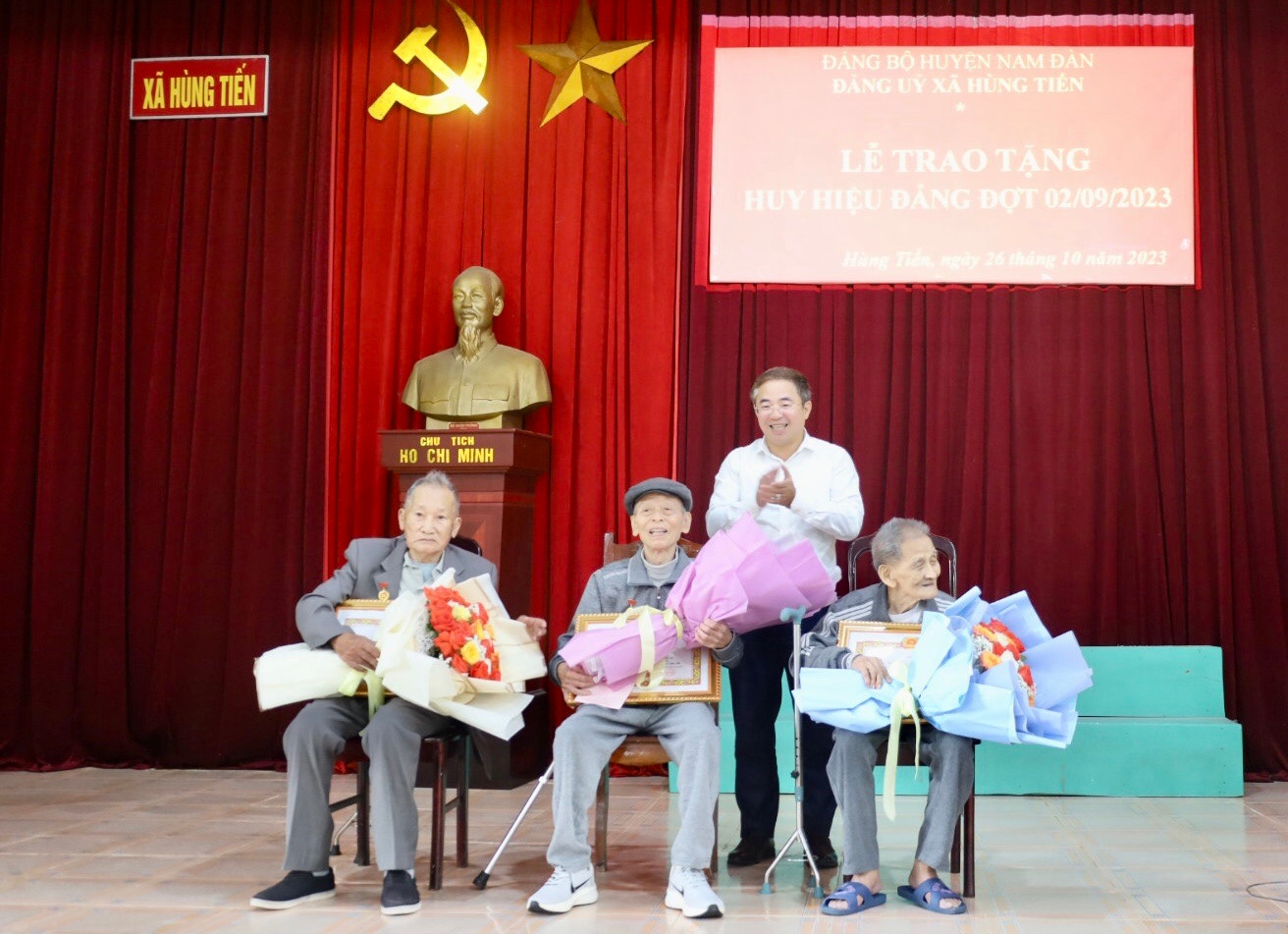 bna_Đồng chí Bí thư Huyện ủy trao tặng Huy hiệu 75 năm tuổi đảng cho 3 đảng viên lão thành.jpg