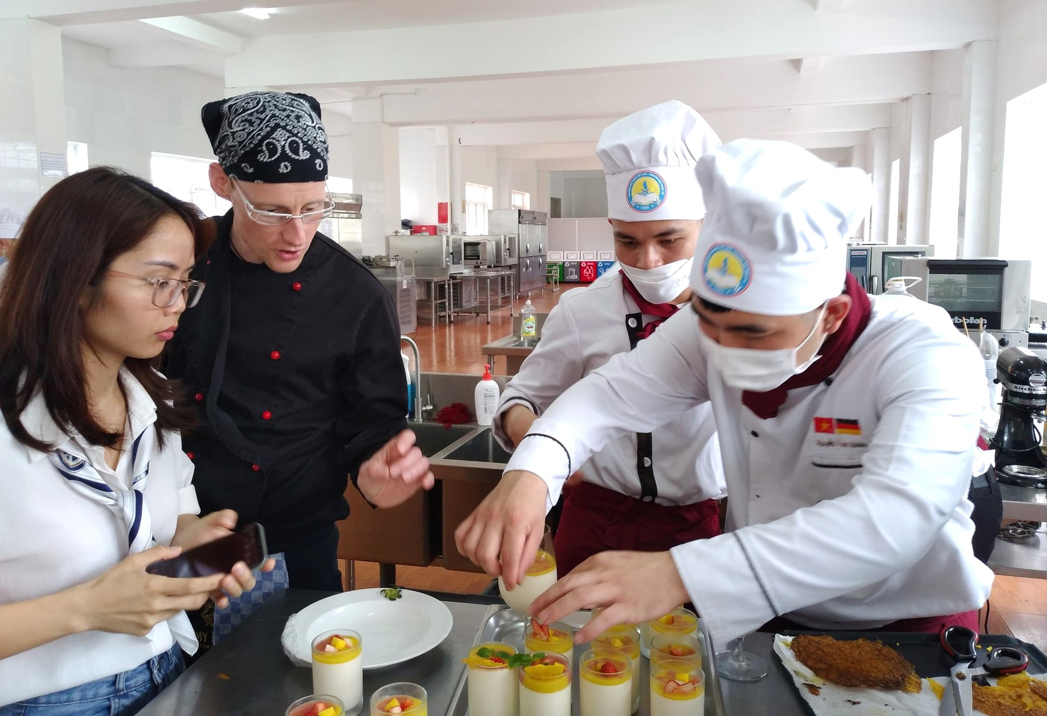 Chuyên gia Đức giảng dạy thực hành cho sinh viên nghề Kỹ thuật chế biến món ăn của Trường Cao đẳng Du lịch thương mại Nghệ An.jpg