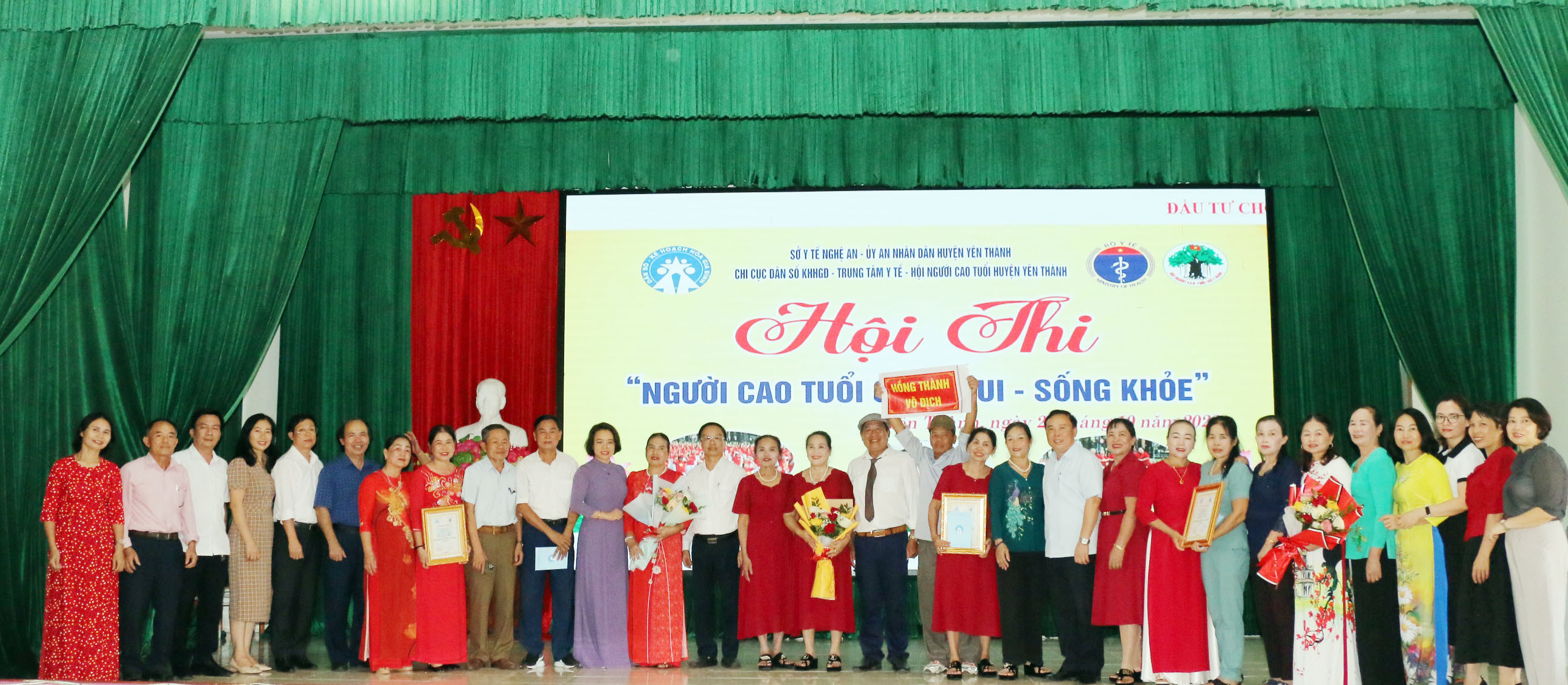 bna_Ban tổ chức trao giải Nhất cho đội đến từ xã Hồng Thành, giải ba xã Thọ Thành và giải nhì cho đội thi xã Phú Thành. Ảnh - Mỹ Hà.jpeg