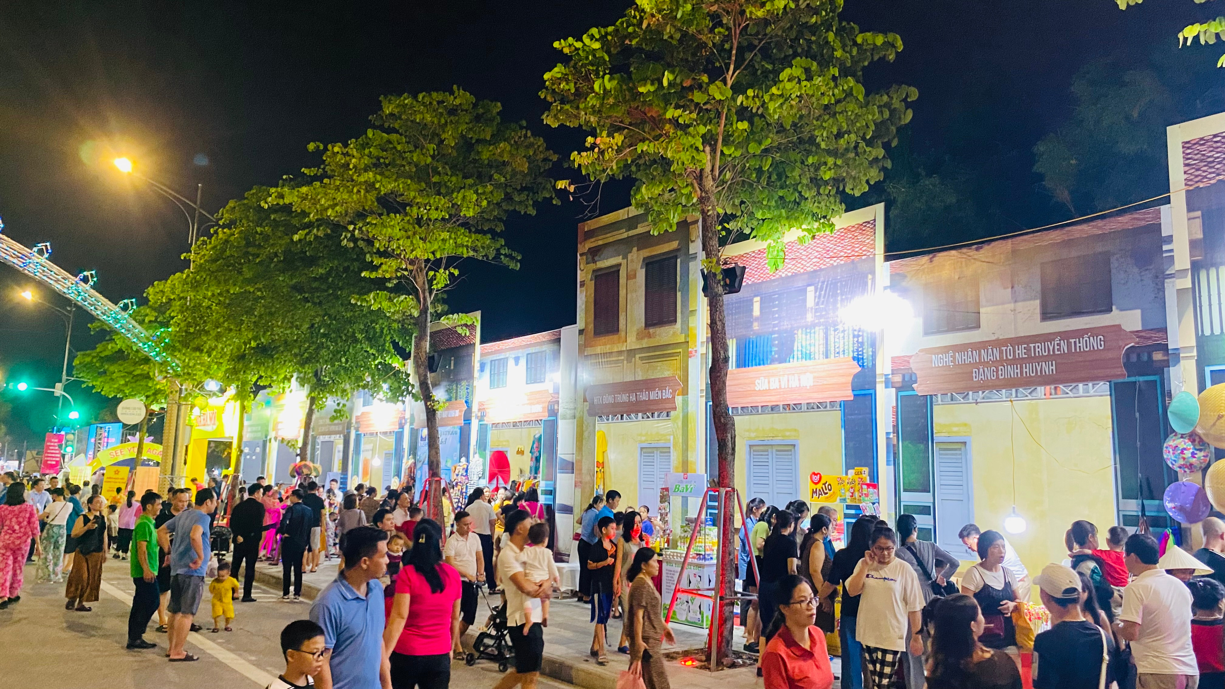 60 gian hàng của Hà Nội, Nghệ An và các địa phương được trưng bày trên phố đi bộ Vinh ảnh QA.jpg