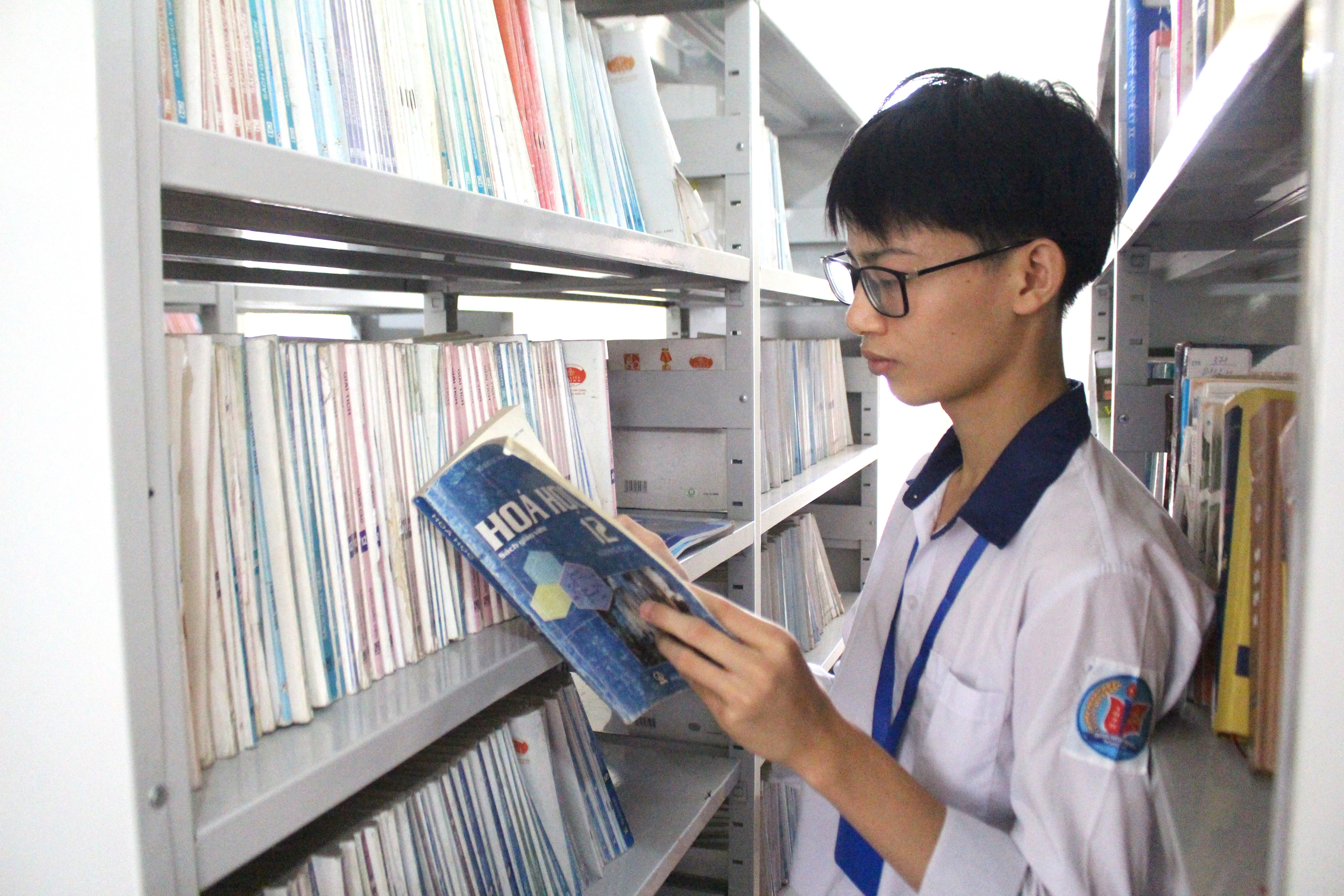 bna_Đình Ánh thường xuyên vào thư viện của trường đọc sách, trau dồi thêm nguồn kiến thức.JPG