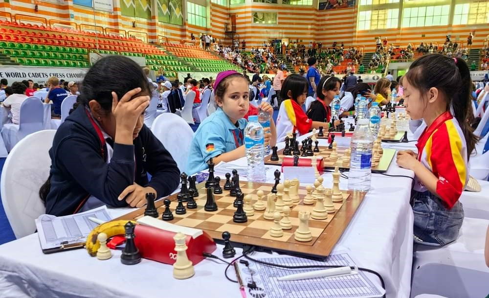 bna_Nguyễn Thị Phương Anh (phải) thi đấu tại Giải cờ vua thiếu nhi thế giới 2023.jpg