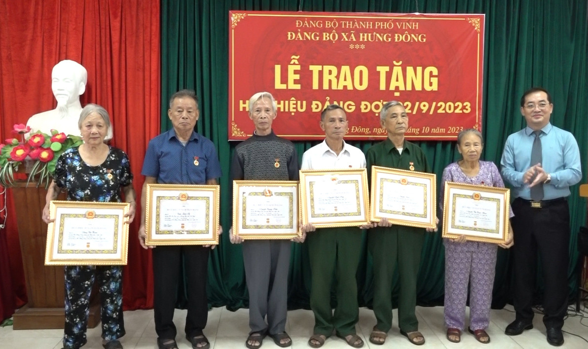 Các Đảng viên thuộc Đảng bộ xã Hưng Đông vinh dự được trao tặng huy hiệu Đảng đợt mùng 2-9-2023.jpg