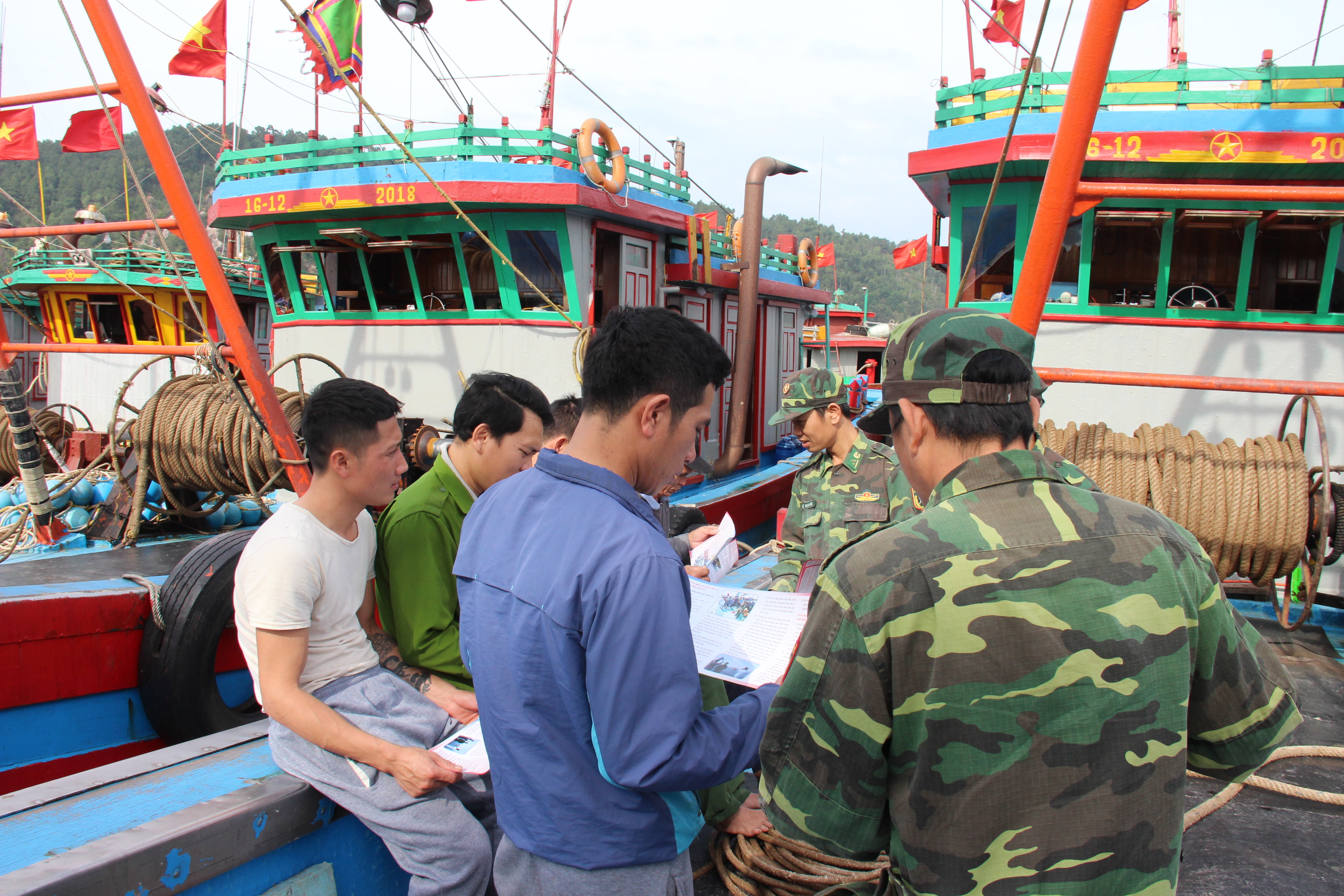 bna_Lực lượng BĐBP tuyên trueyenf quy định khai thác thuỷ sản cho ngư dân Thị xã Cửa Lò ảnh Hoài Thu.JPG