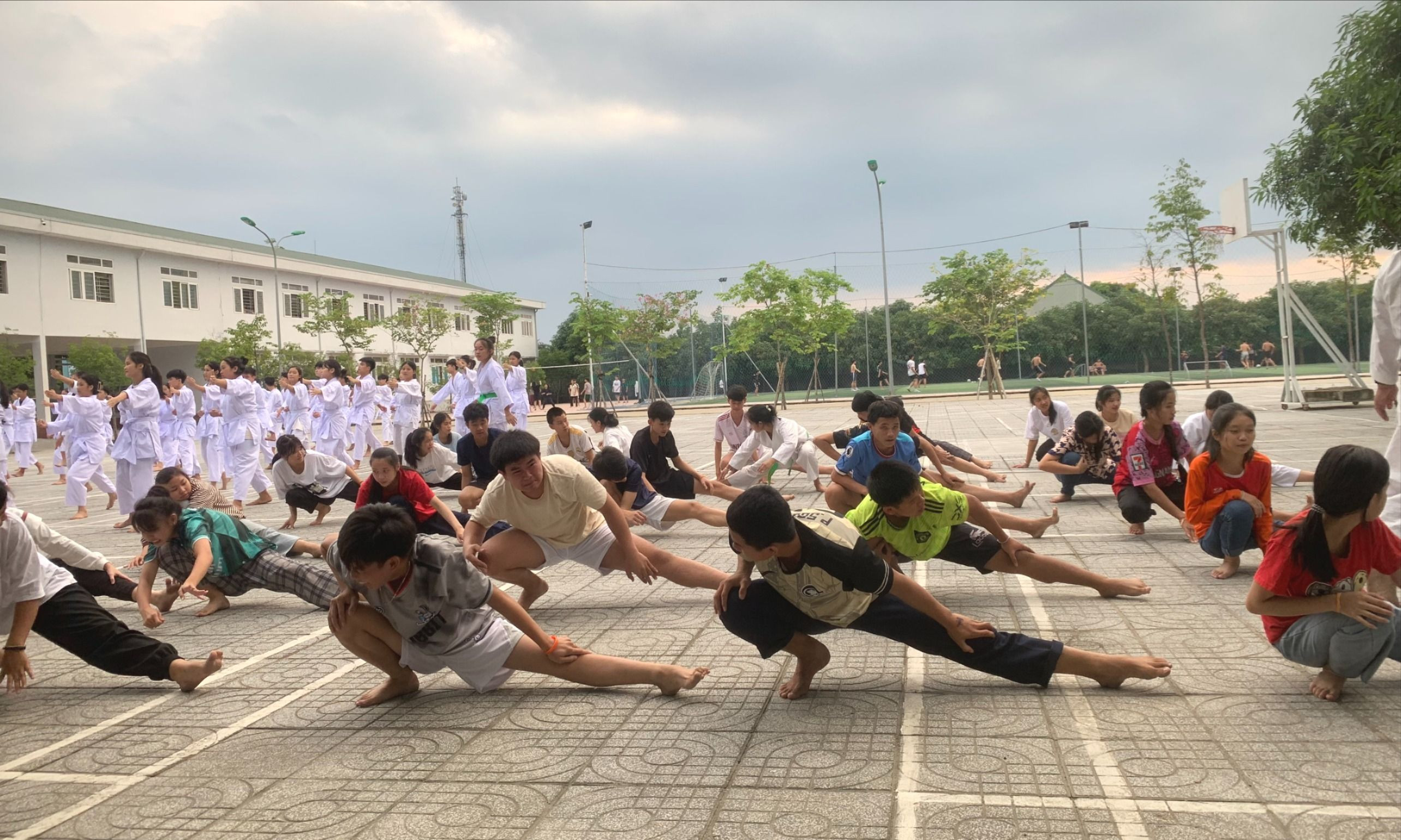 bna_Một buổi luyện tập thể thao của các lưu học sinh Lào. Ảnh -Mỹ Hà.jpeg