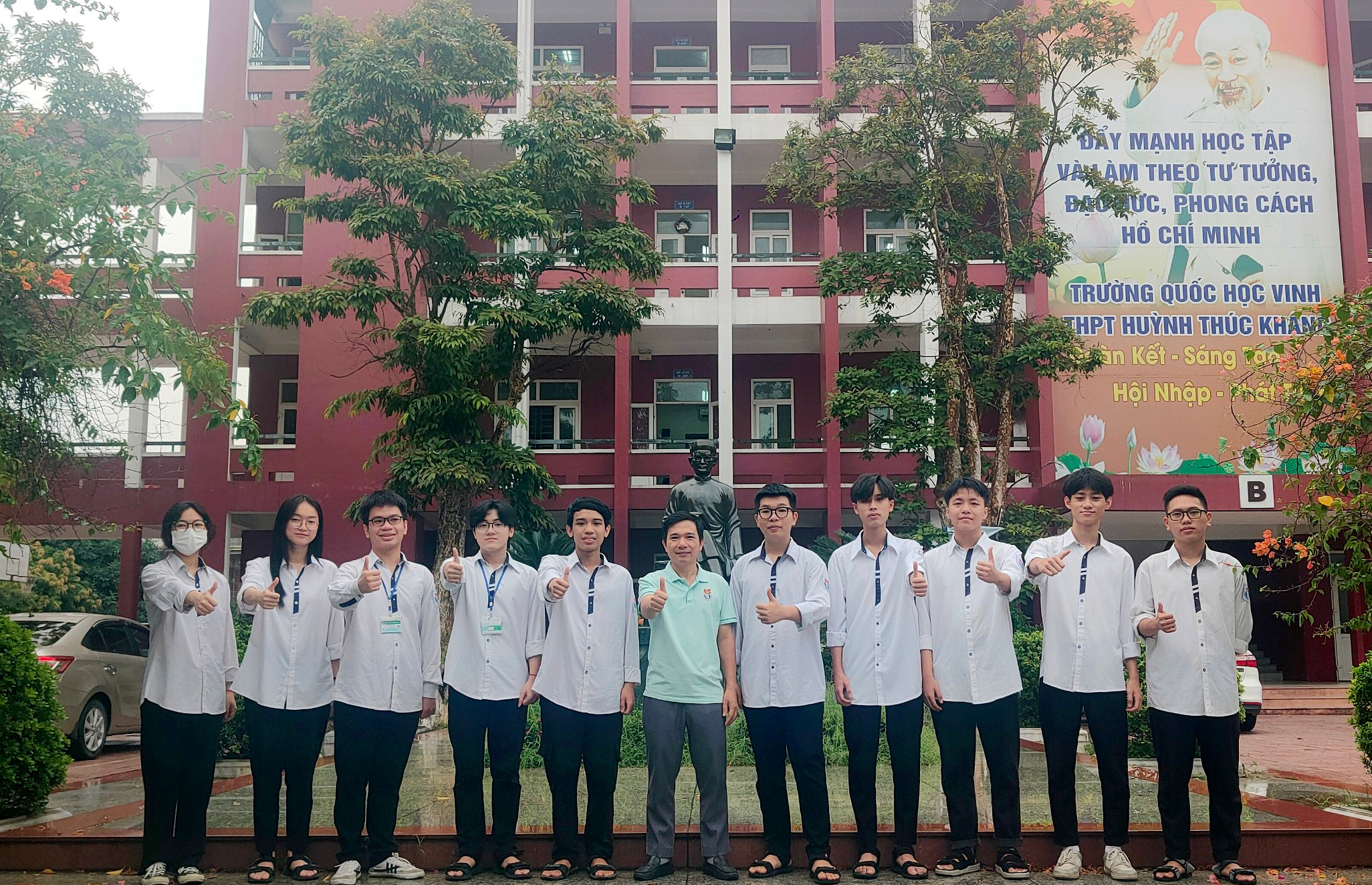bna_Đội tuyển học sinh giỏi môn Vật lý của Trường THPT Huỳnh Thúc Kháng với 2 giải Nhất và 6 giải Nhì. Ảnh - PV.jpg