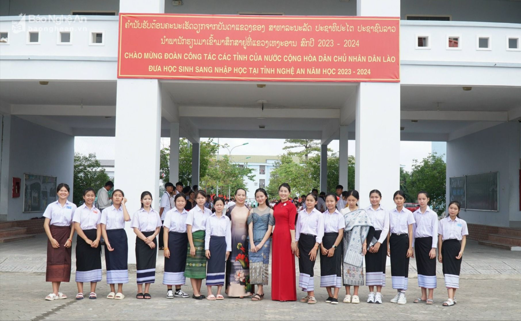 các học sinh lưu học sinh Lào chụp ảnh với cô giáo chủ nhiệm và giáo viên Trường PT DTNT THPT số 2.jpg