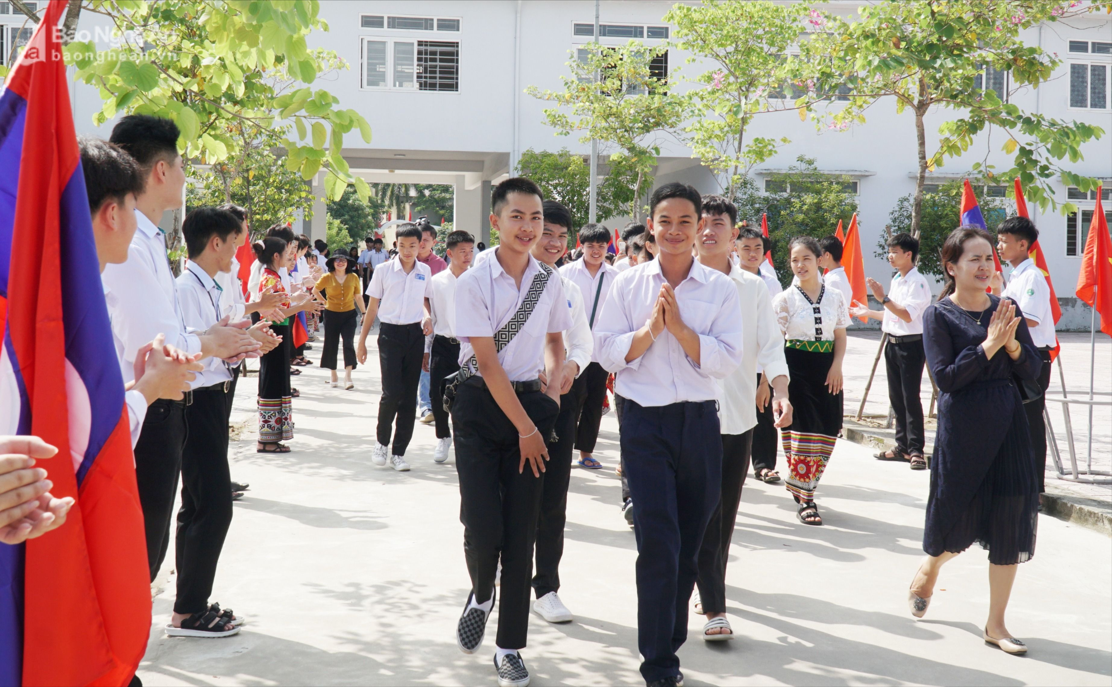 Các học sinh Trường PT DTNT THPT số 2 chào đón các lưu học sinh Lào (1).jpg