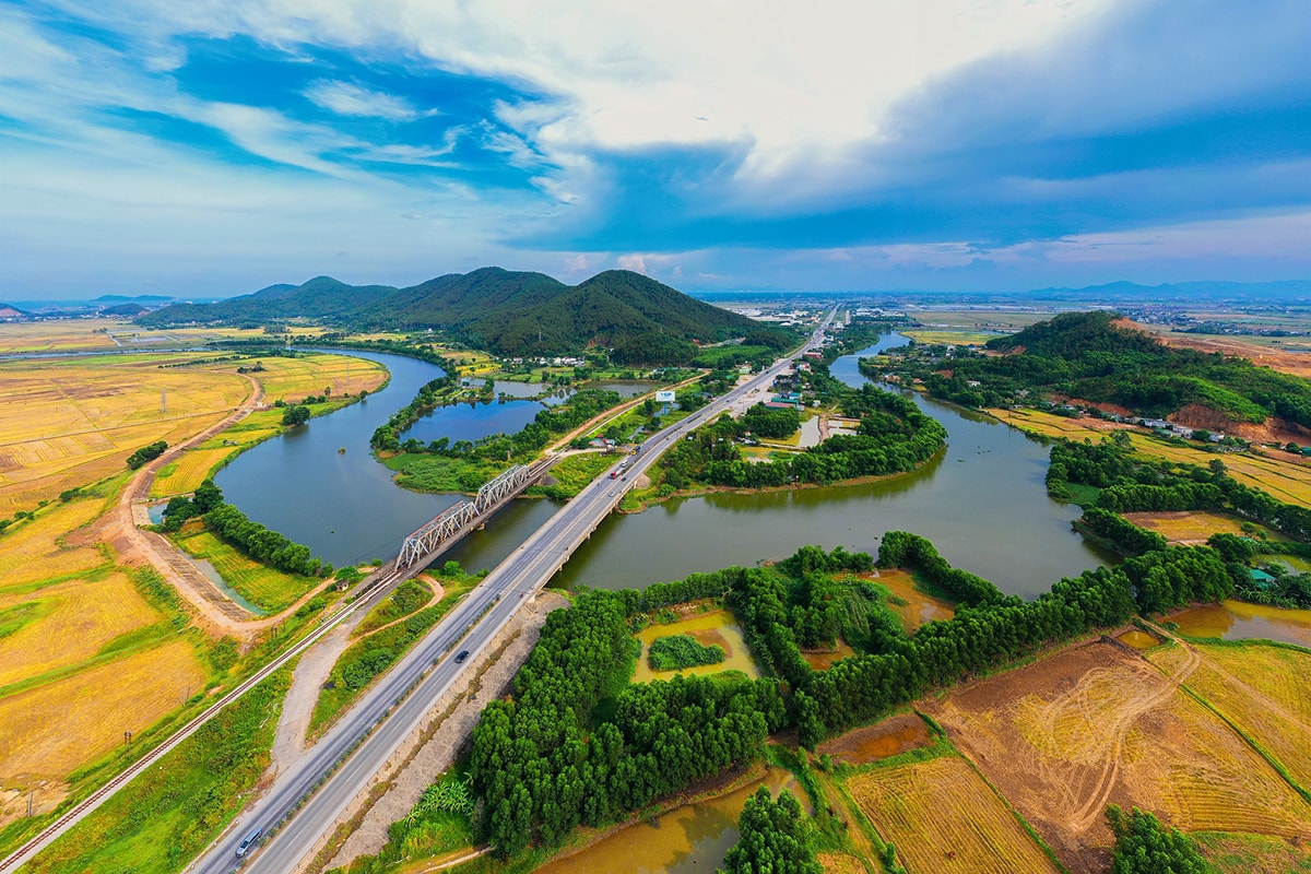 Nghệ An nằm ở vị trí trung tâm vùng Bắc Trung bộ, trên trục giao thông huyết mạch Bắc-Nam của cả nước. Ảnh: Nhật Thanh