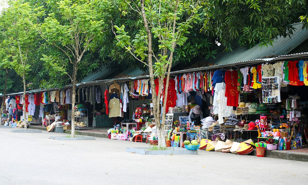 Những gian hàng phía ngoài Khu di tích Kim Liên bày bán đủ loại quà lưu niệm song không có các sản phẩm bản sắc địa phương. Ảnh: Đình Tuyên