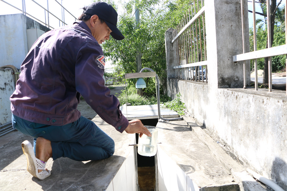 bna_Lấy mẫu quan trắc nước thải tại KCN Bắc Vinh.jpg