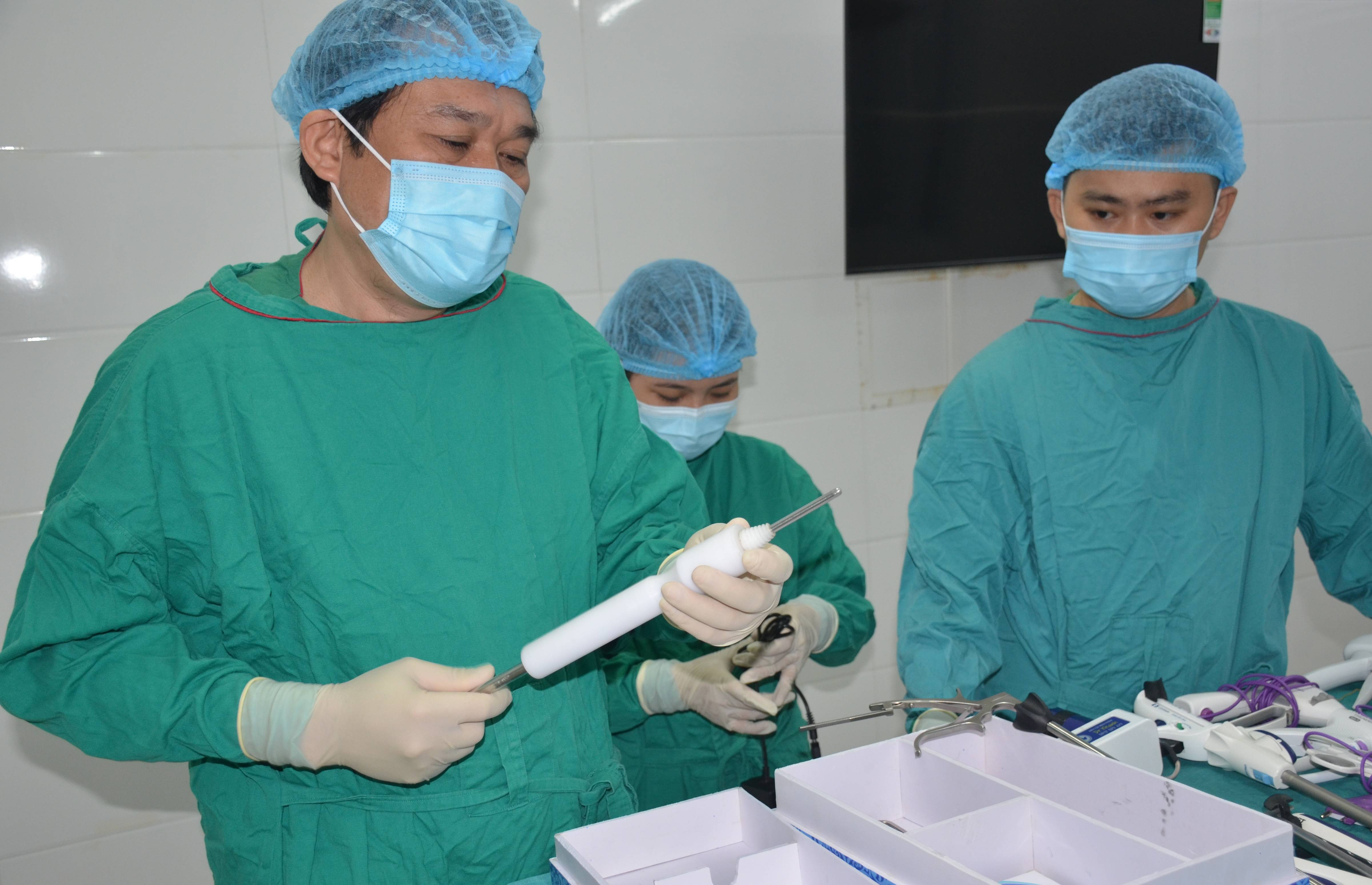 Cần đỡ tử cung Dr.Khanh trong phẫu thuật nội soi cắt tử cung. Ảnh Thành Chung.jpg