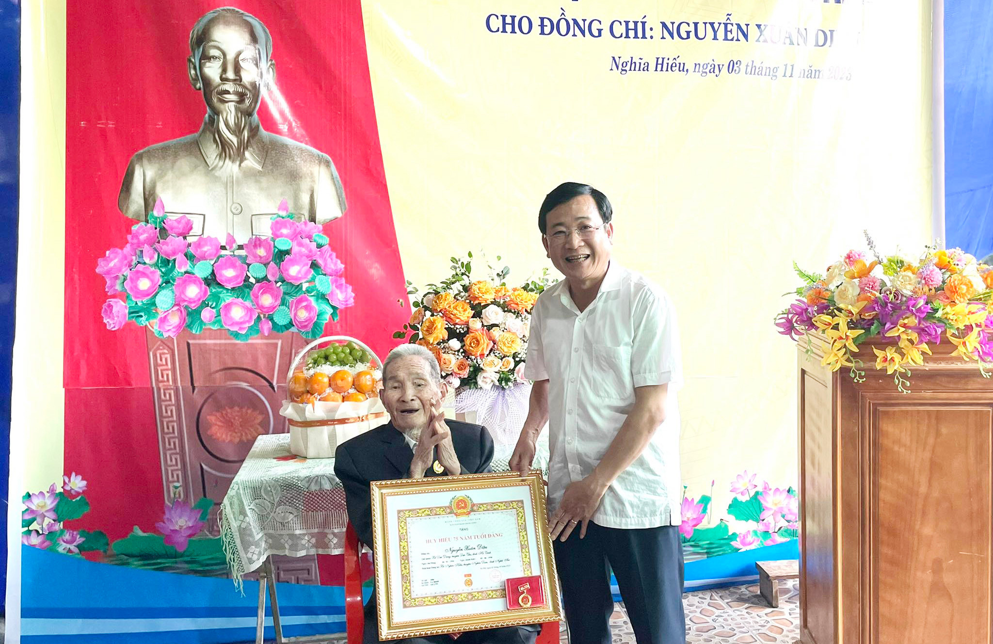 bna-Lãnh đạo huyện trao Huy hiệu 75 năm tuổi Đảng cho đồng chí Nguyễn Xuân Diệu, sinh hoạt tại chi bộ xóm Lê Lợi xã Nghĩa Hiếu..jpg