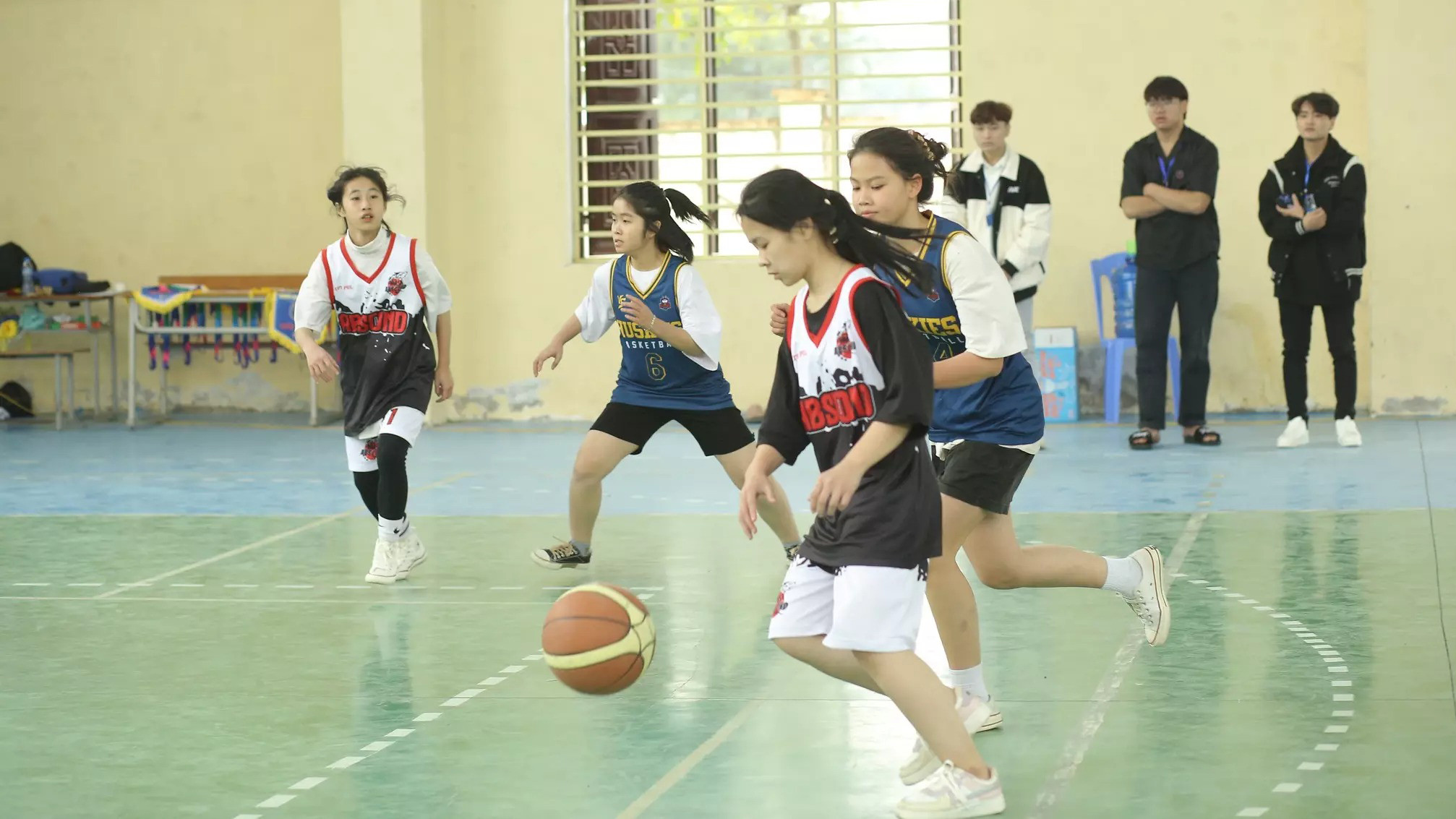 bna_Một buổi tập luyện bóng rổ của các học sinh Trường THPT Cửa Lò.jpg