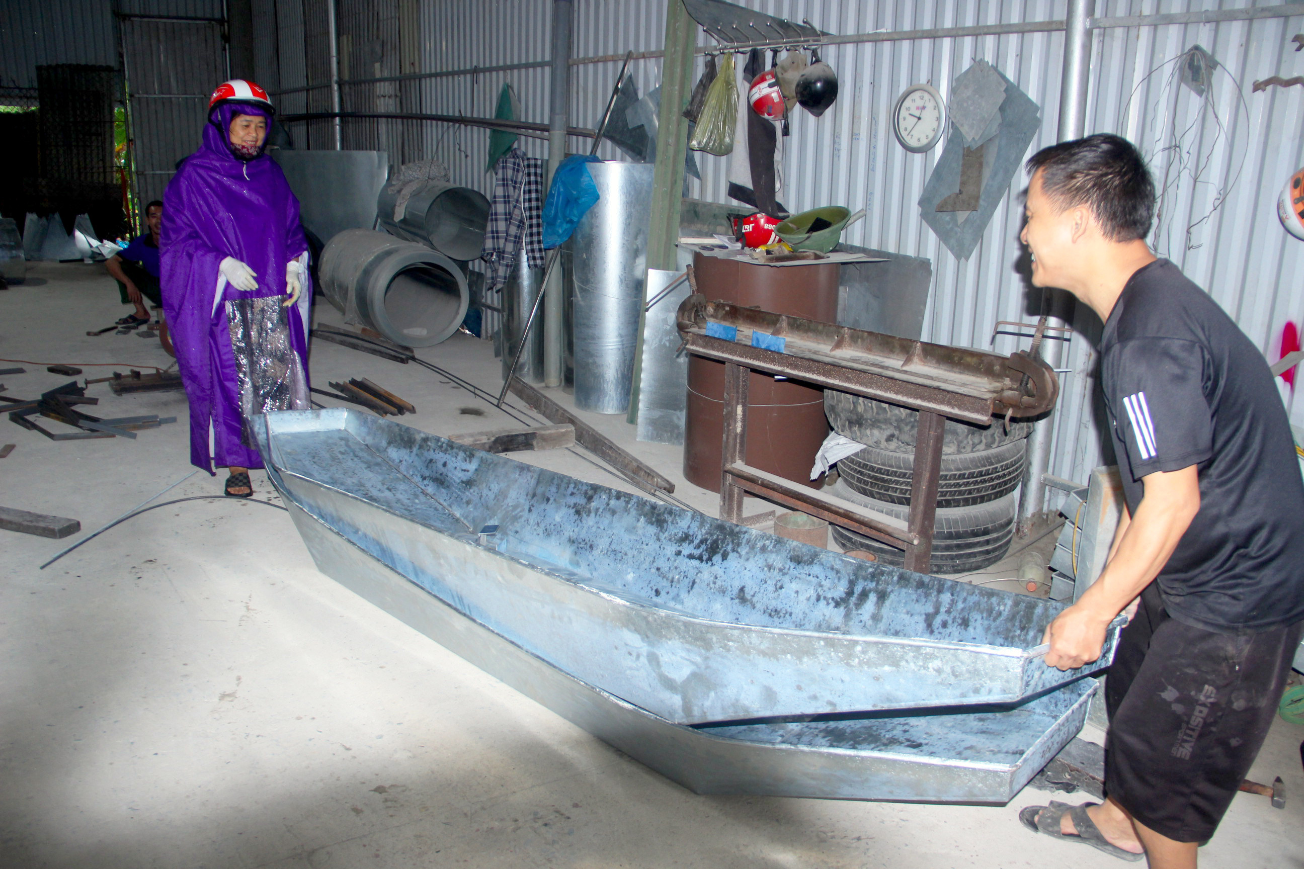 BNA_Người dân Nghệ An mua thuyền tôn để chủ động ứng phó mùa mưa bão ảnh QA.jpg