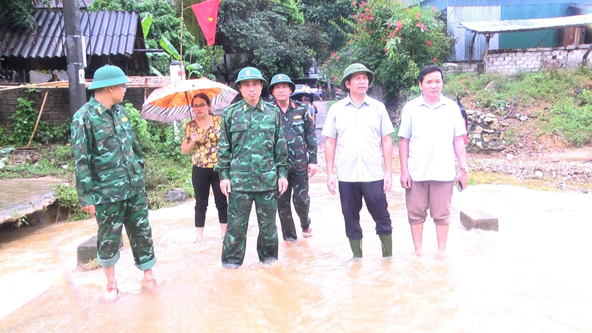 BNA_Các đồng chí lãnh đạo huyện Quế Phong chỉ đạo công tác khắc phục hậu quả thiên tai. Ảnh CSCC.jpg