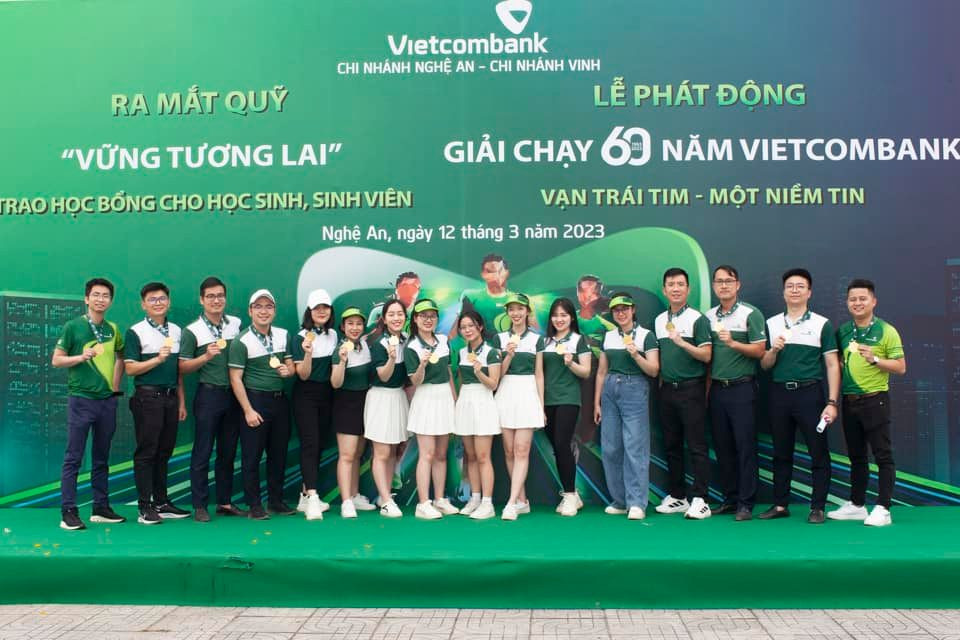 bna_Cán bộ nhân viên Vietcombank Nghệ An tham gia giải chạy Vạn trái tim - Một niềm tin gây quỹ ủng hộ học sinh, sinh viên. Ảnh - PV.jpeg