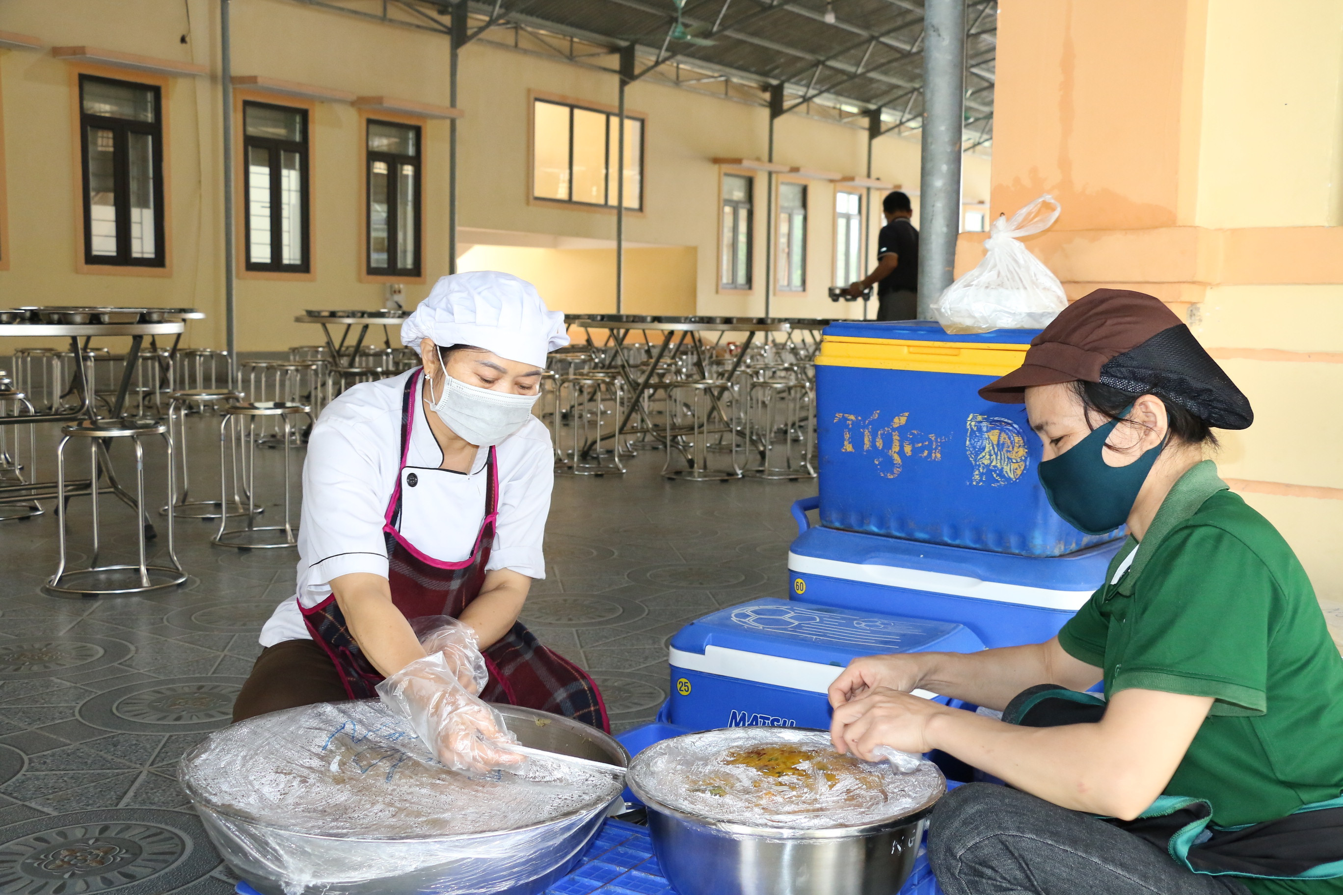 Các trường tiểu học ở Nam Đàn đang liên kết với các nhà hàng để cung ứng bữa ăn bán trú cho học sinh.JPG
