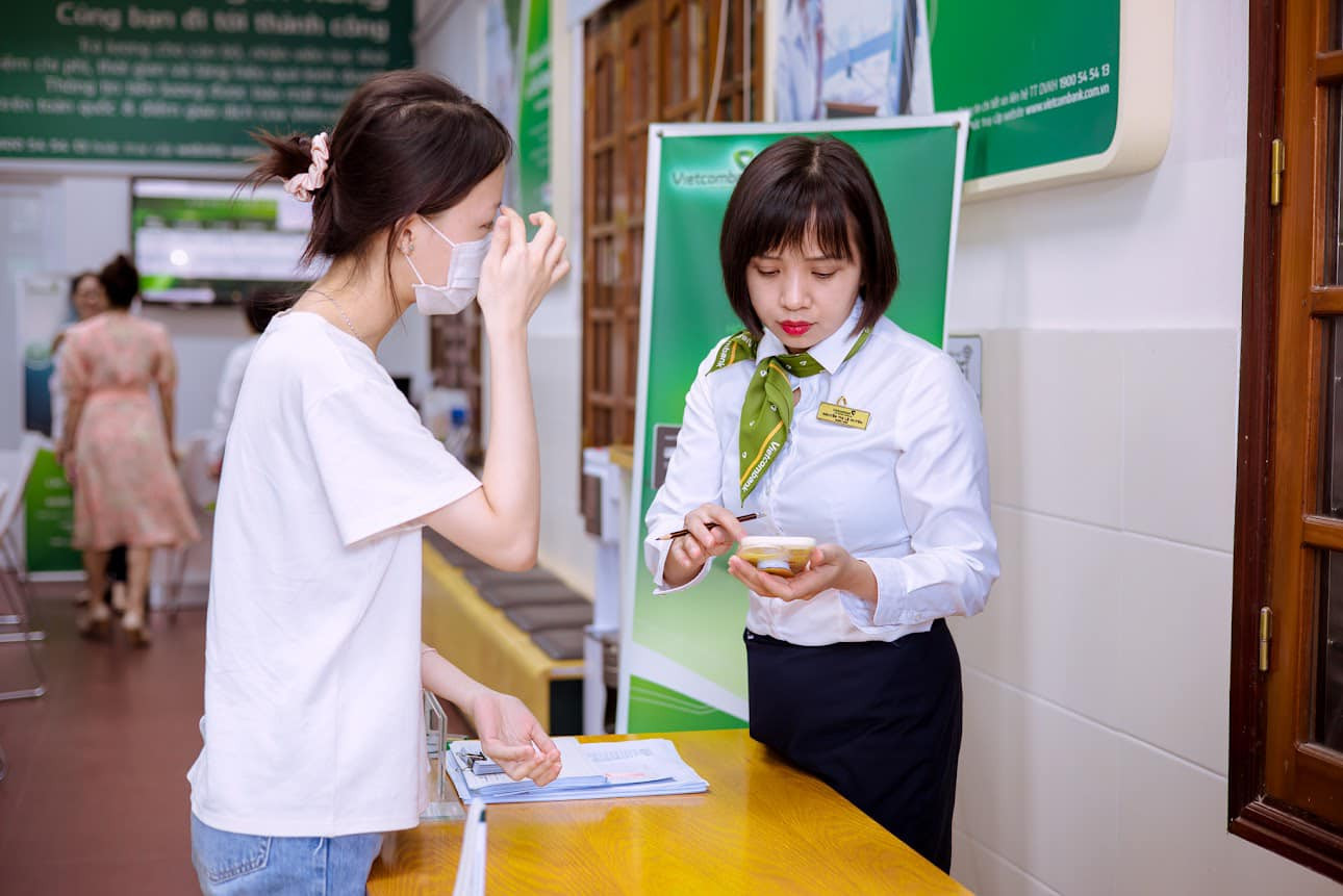 Những năm qua Vietcombank Nghệ An có nhiều dịch vụ và đảy mạnh công tác chuyển đổi số để hỗ trợ khách hàng giao dịch thuận lợi.jpg