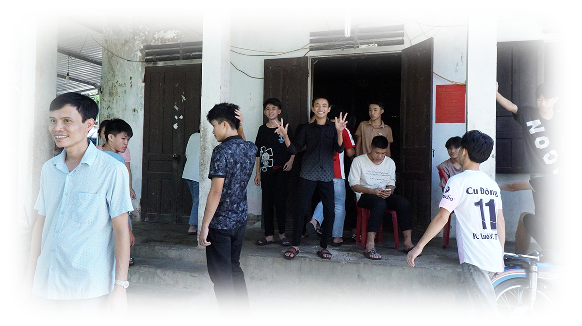 Các em học sinh Trường THPT Quế Phong chờ lấy cơm tại bếp ăn trong trường.