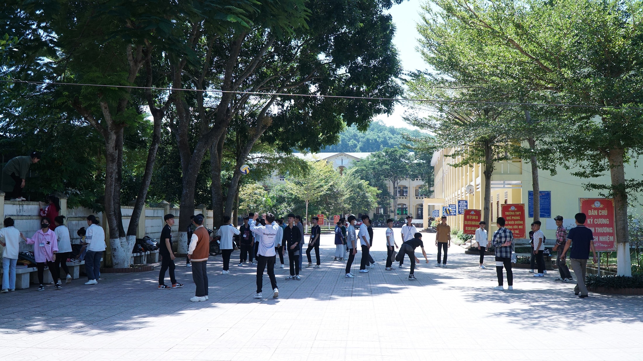 Khuôn viên Trường THPT Quế Phong.