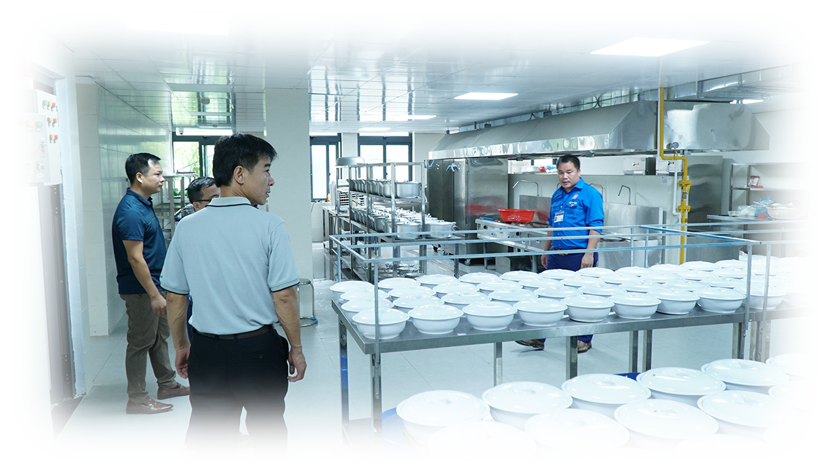 Nhà bếp của Trường THPT Kỳ Sơn được bố trí ngăn nắp, sạch sẽ và khoa học.