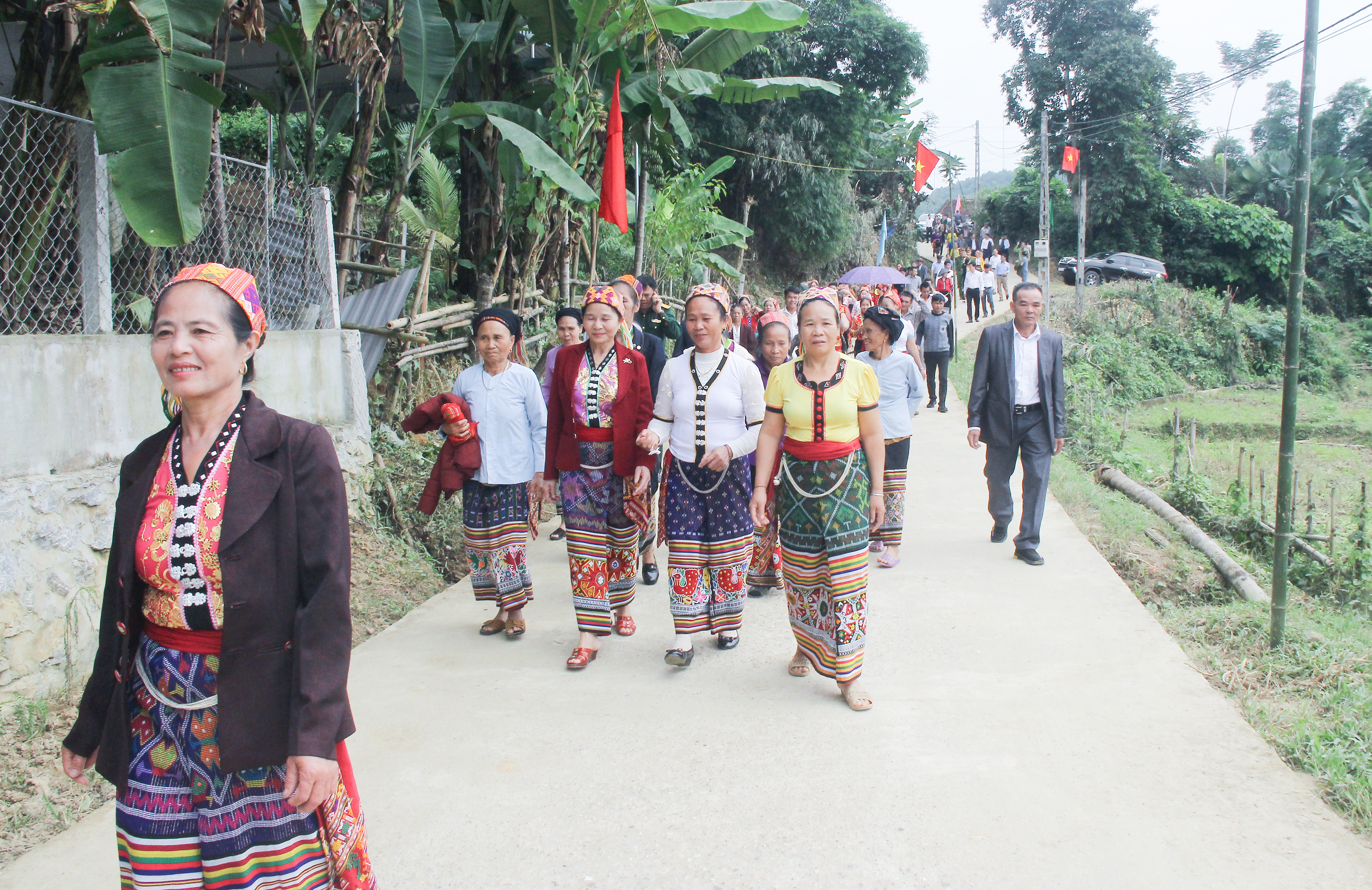 bna_Người dân bản Tổng Chai, xã Chi Khê (huyện Con Cuông) hồ hởi tham gia ngày hội đại đoàn kết ở khu dân cư. Ảnh MaiHoa.jpg