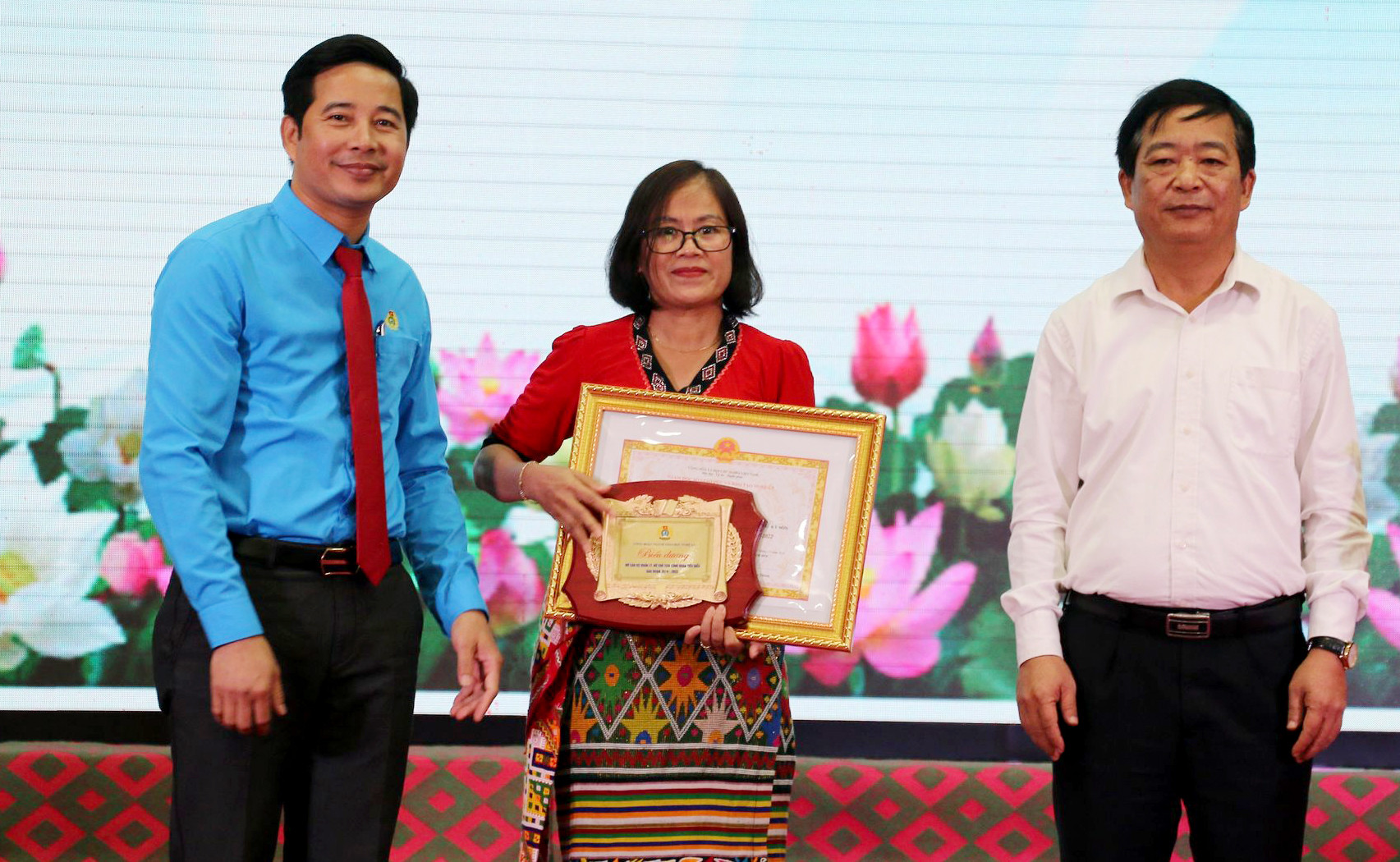 bna_Trong nhiều năm công tác, cô giáo Trương  Thị Lan đã nhiều lần được tỉnh và ngành giáo dục Nghệ An khen thưởng. Ảnh - Mỹ Hà.jpeg