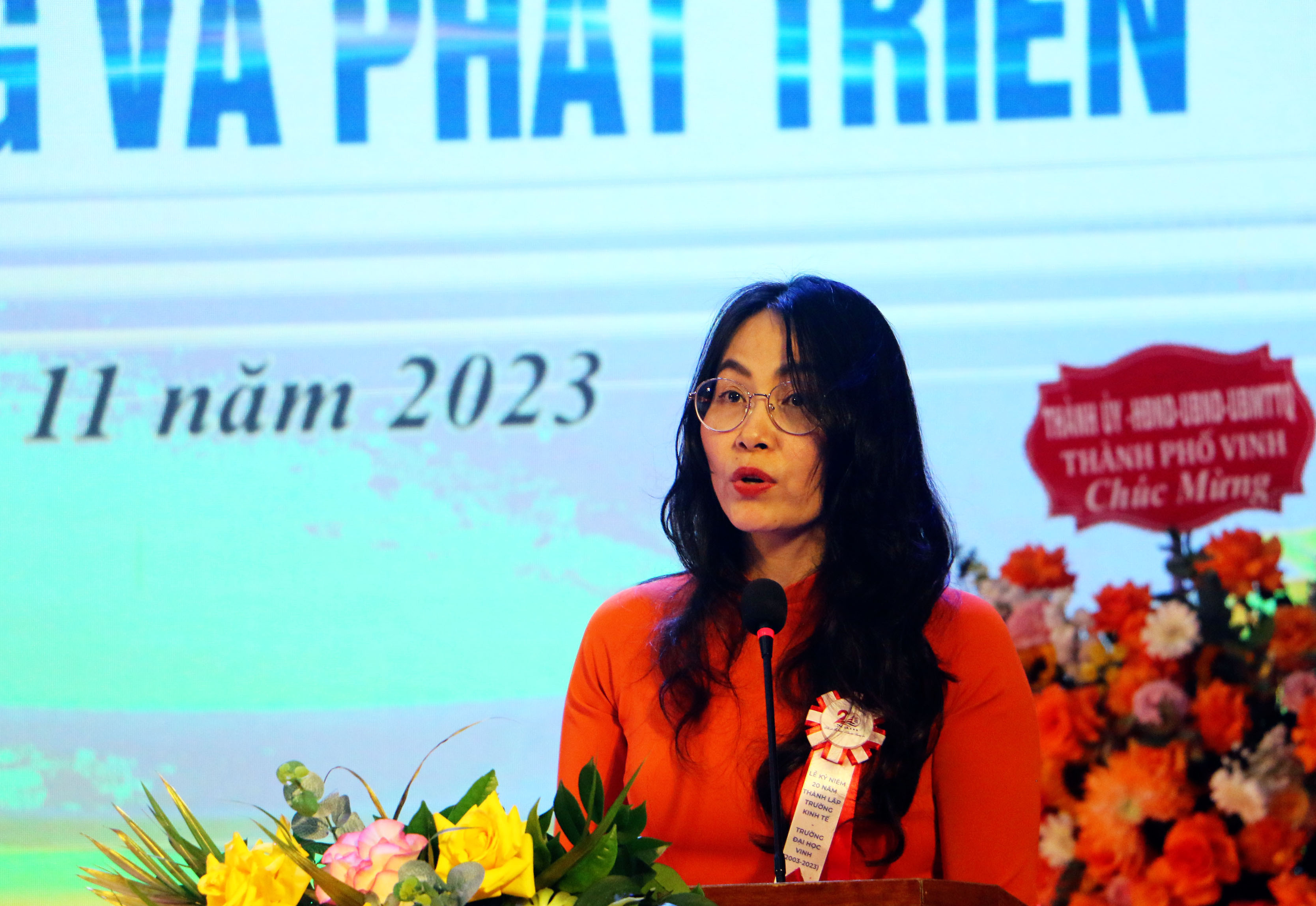 Đồng chí PGS.TS Thái Thị Kim Oanh, hiệu trưởng Trường Kinh tế - Đại học Vinh phát biểu tại buổi lễ. Ảnh: An Quỳnh