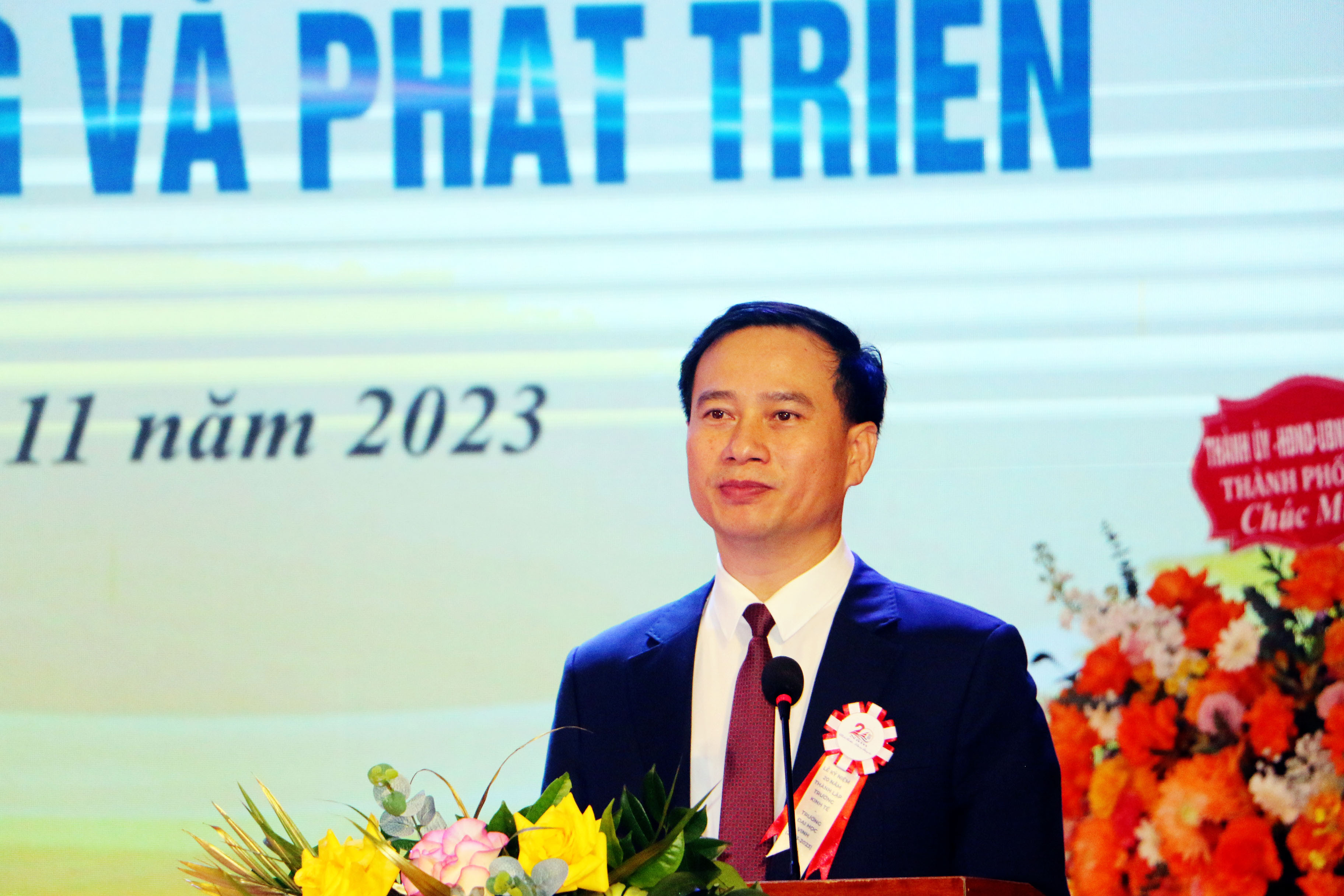 Thay mặt lãnh đạo nhà trường, GS.TS Nguyễn Huy Bằng – Hiệu trưởng Đại học Vinh phát biểu tại Lễ kỉ niệm. Ảnh: An Quỳnh.