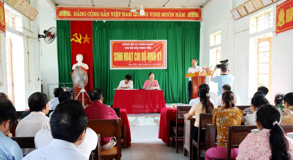 Phó Chủ tịch UBND tỉnh Nghệ An Bùi Thanh An dự buổi sinh hoạt chi bộ bản Minh Tiến.jpg