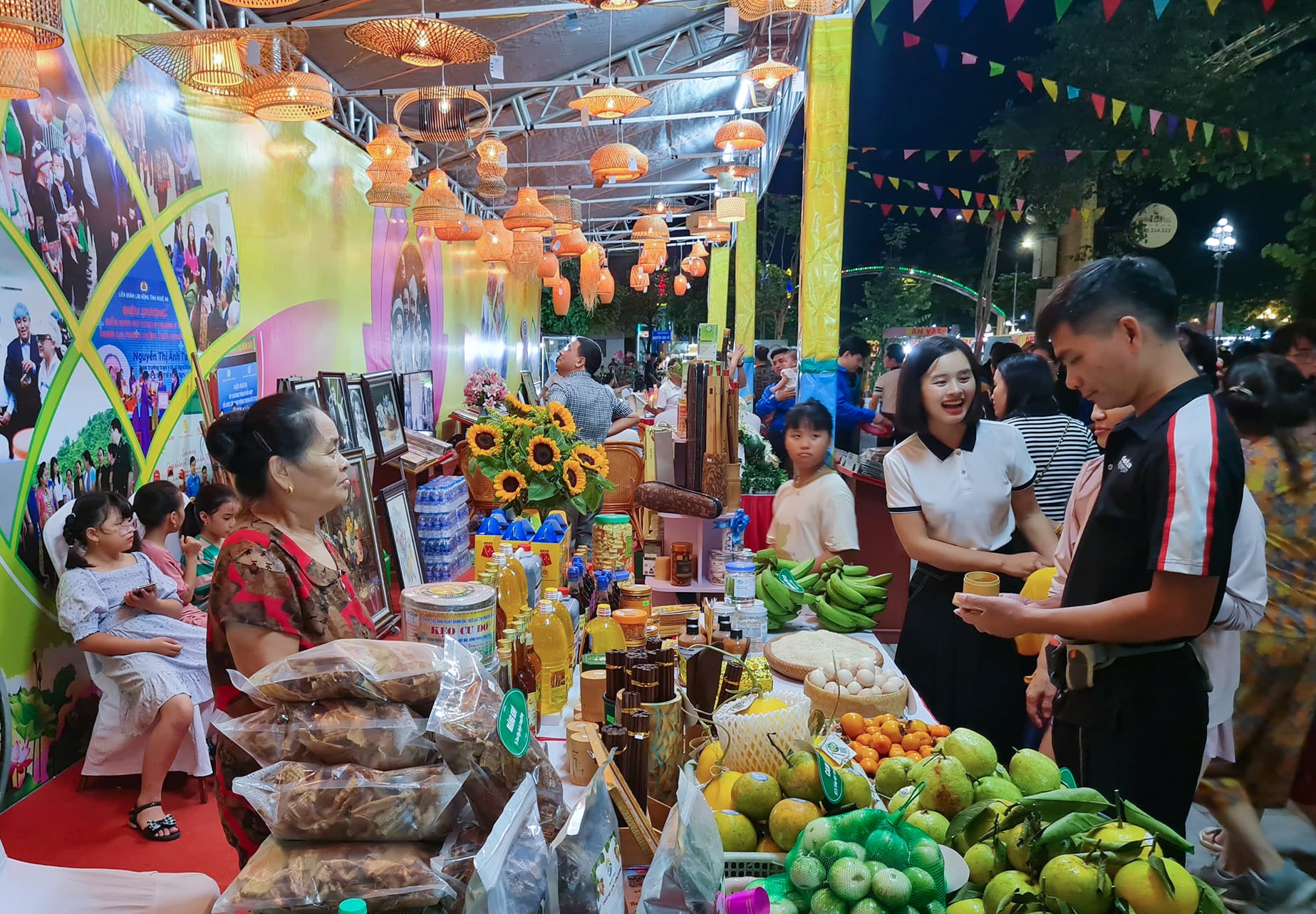 bna_Gian hàng OCOP trưng bày trên phố đi bộ Vinh thu hút khách mua sắm. Ảnh Thanh Phúc.jpg