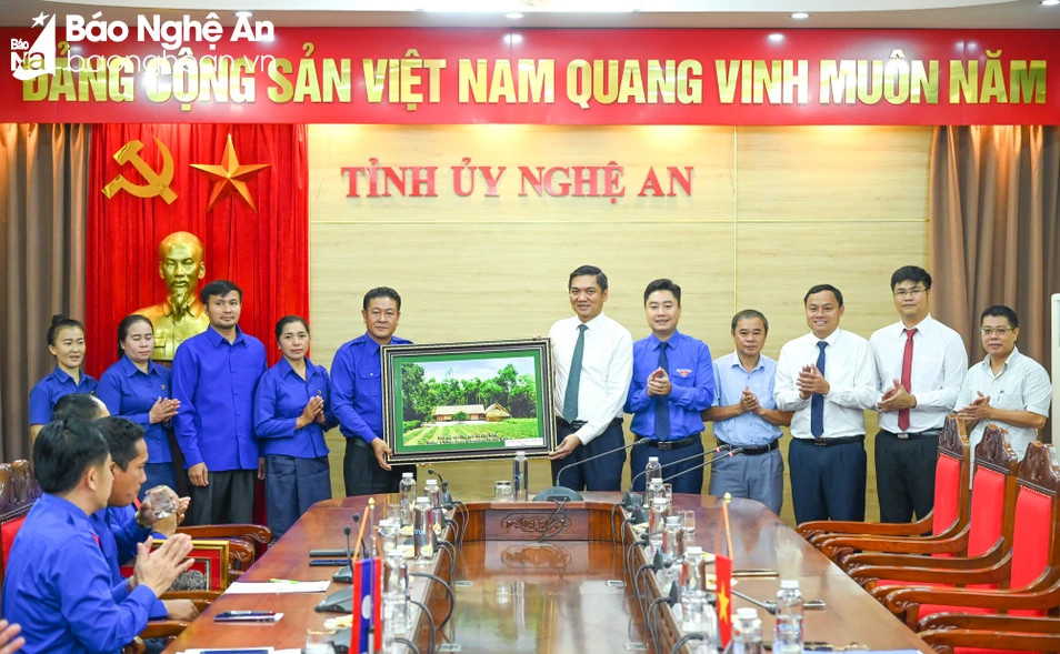 Phó Bí thư Tỉnh ủy Hoàng Nghĩa Hiếu tặng quà Đoàn đại biểu Đoàn Thanh niên nước bạn Lào Ảnh Thành Cường.jpg