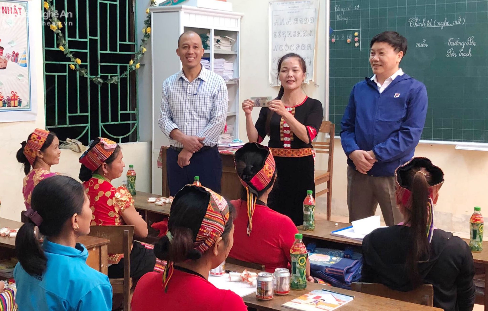 Lớp học xóa mù chữ ở xã Cam Lâm - huyện Con Cuông.jpg