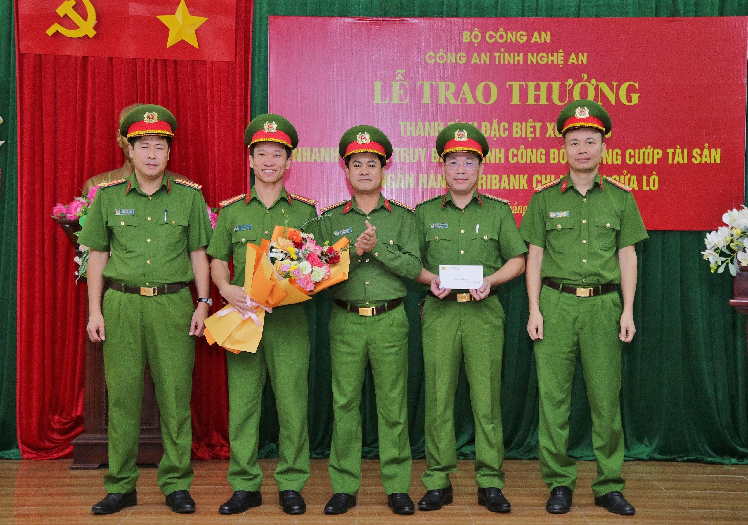 Đồng chí Đại tá Nguyễn Đức Hải, Phó Giám đốc Công an tỉnh trao thưởng Công an Thị xã Cửa Lò. Ảnh: Phạm Thủy - Minh Khôi.