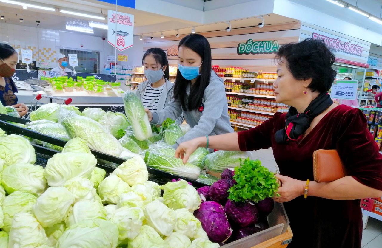 Người tiêu dùng luôn chú trọng sản phẩm xanh, sạch, an toàn khi mua sắm. Ảnh: Quang An