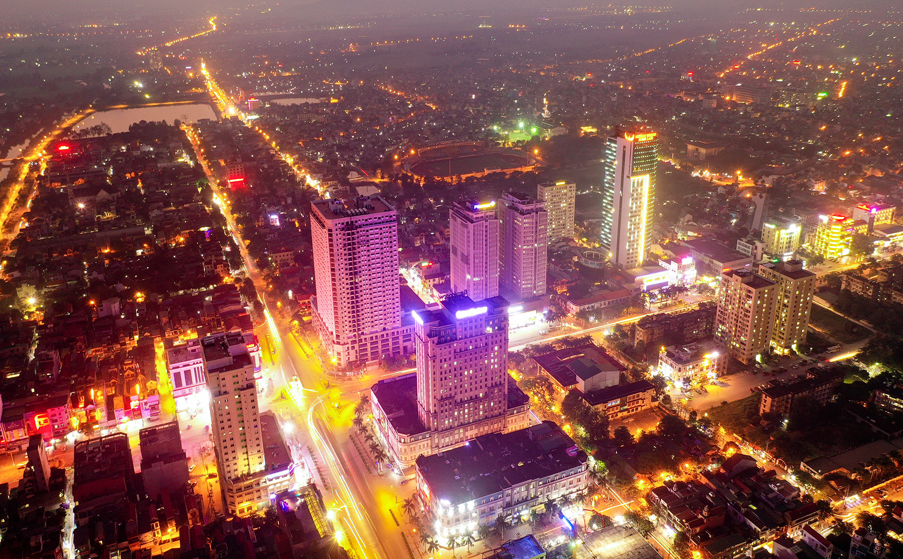 bna_chính.Thành phố Vinh rực rỡ về đêm ảnh Sách Nguyễn.jpeg
