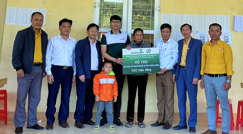 bna_ Đại diện 10 hộ gia đình lên nhận số tiền 500 triệu đồng xây dựng 10 căn nhà, mỗi căn hỗ trợ 50 triệu đồng của Vietcombank Nghệ An (2).jpg