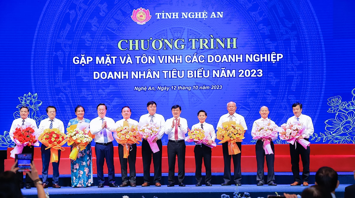 Bí thư Tỉnh ủy Thái Thanh Quý và Chủ tịch UBND tỉnh Nguyễn Đức Trung tặng hoa chúc mừng lãnh đạo Hiệp hội doanh nghiệp, Hội Doanh nghiệp, doanh nhân nhân ngày Doanh nhân Việt Nam. Ảnh: Thành Duy
