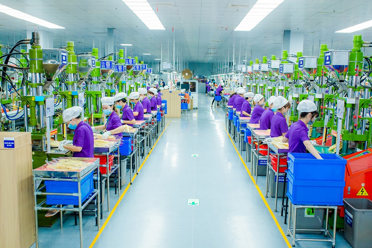 Công nhân làm việc tại Công ty TNHH Luxshare ICT Nghệ An thuộc KCN VSIP Nghệ An. Ảnh tư liệu: Thành Duy