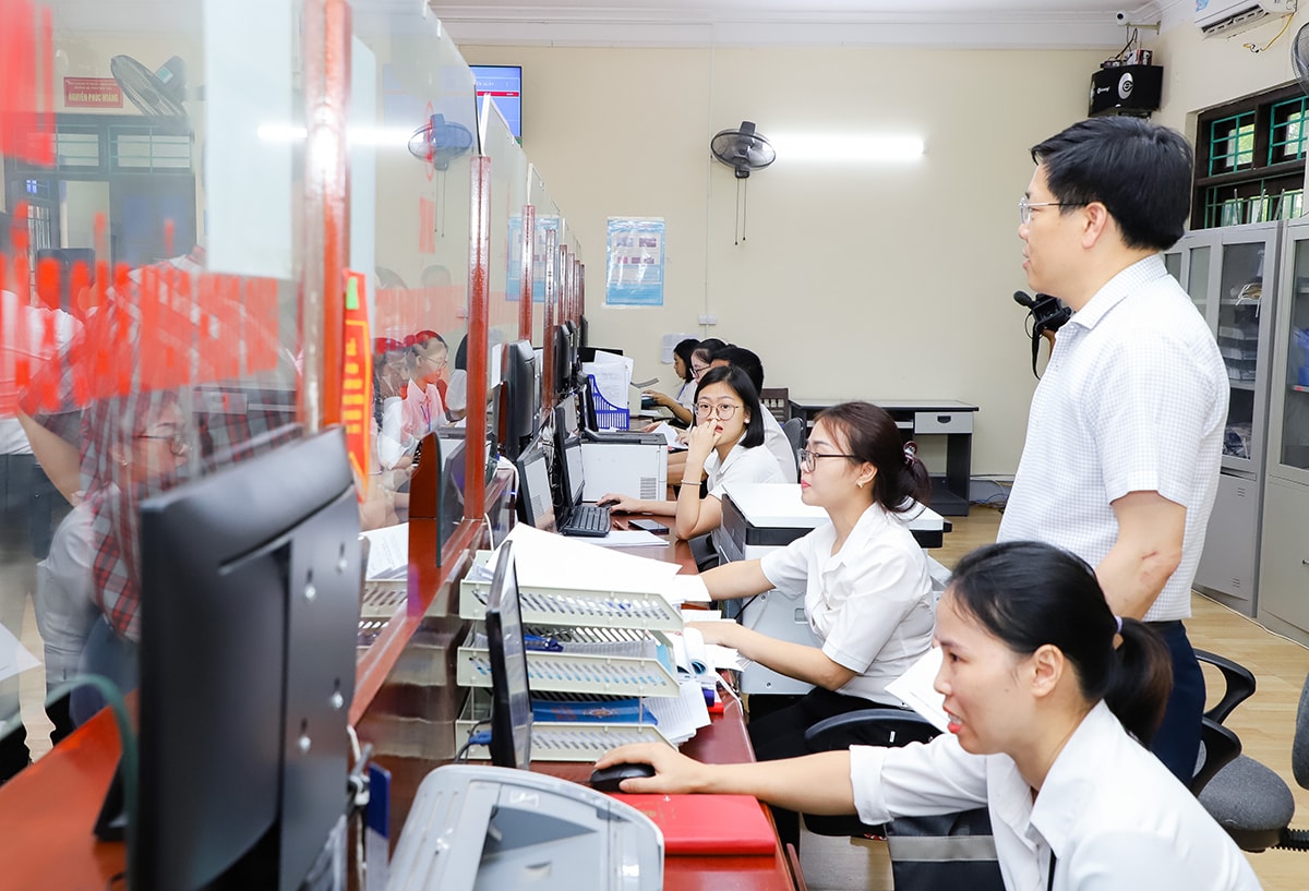 Đoàn kiểm tra Ban Chỉ đạo Cải cách hành chính của Chính phủ kiểm tra công tác cải cách hành chính tại huyện Nam Đàn. Ảnh: Phạm Bằng