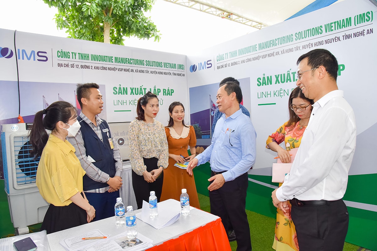 Lãnh đạo Ban Quản lý Khu Kinh tế Đông Nam và Công ty TNHH VSIP Nghệ An trao đổi thông tin với các đơn vị tuyển dụng. Ảnh: Thanh Lê