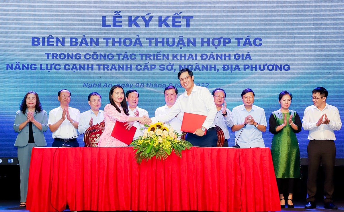 Lễ ký kết thỏa thuận hợp tác trong công tác triển khai đánh giá năng lực cạnh tranh cấp sở, ngành, địa phương. Ảnh: Phạm Bằng